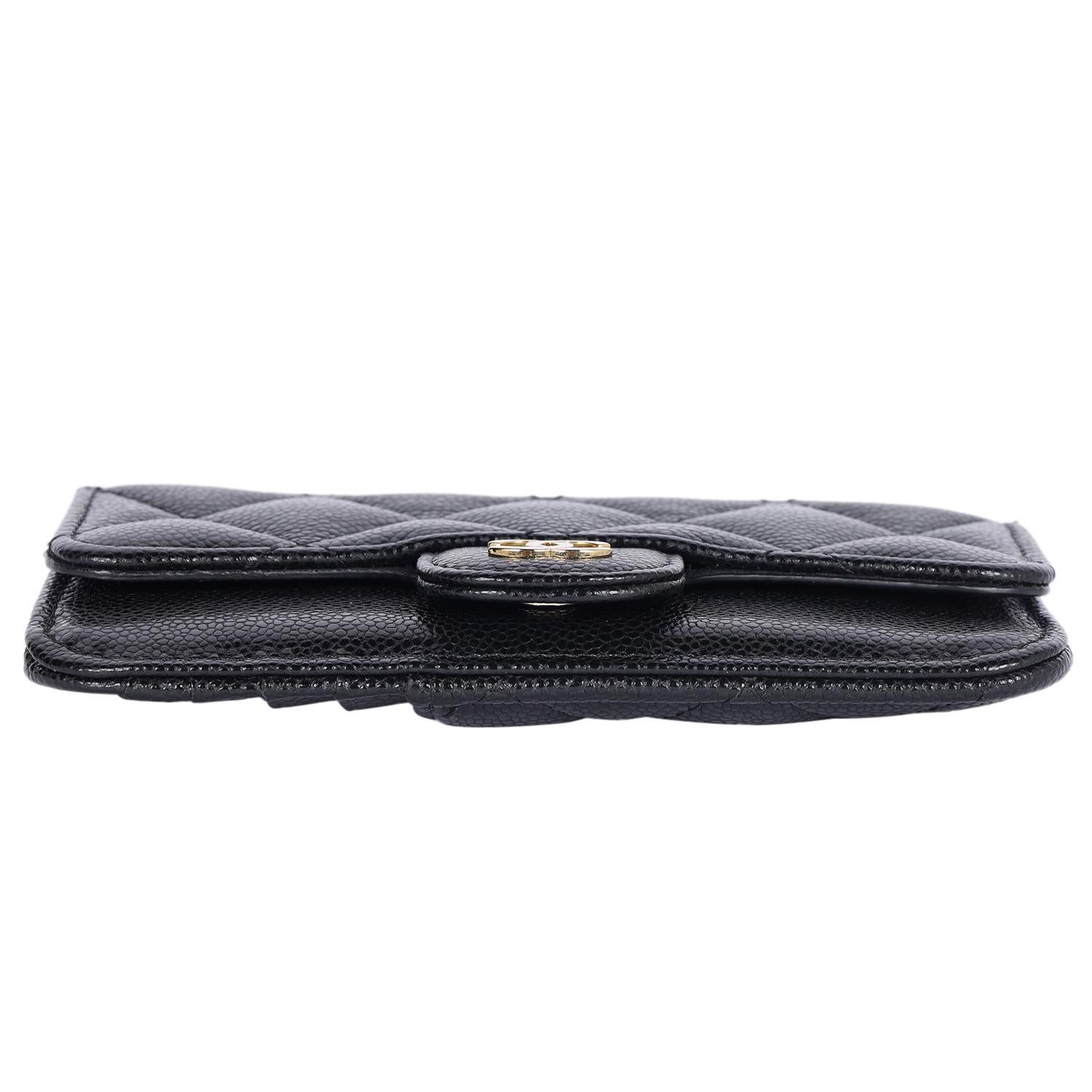 CHANEL Porte-cartes à rabat zippé Caviar noir en vente 4