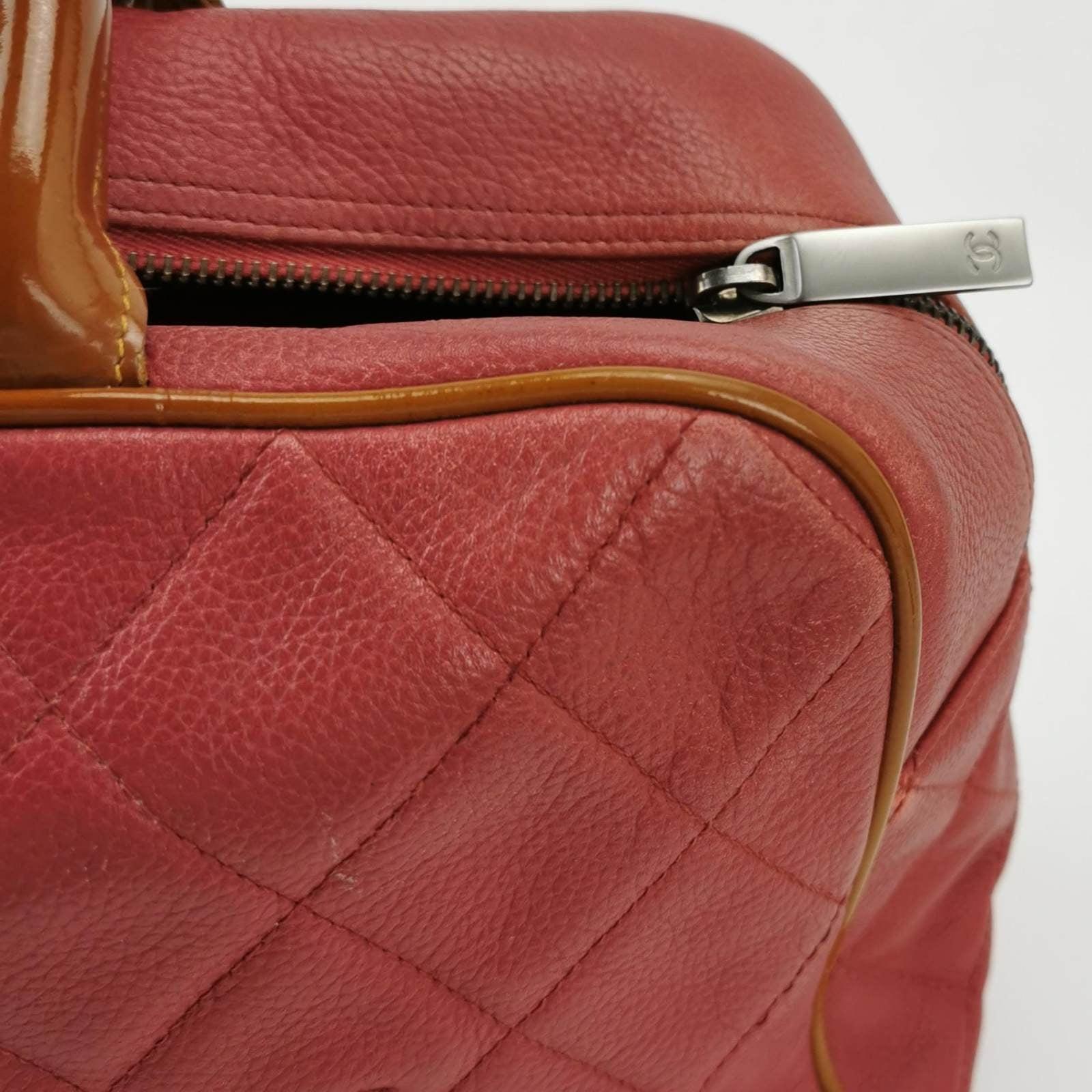 CHANEL Bolso bombín grande acolchado Caviar Rojo en venta 3