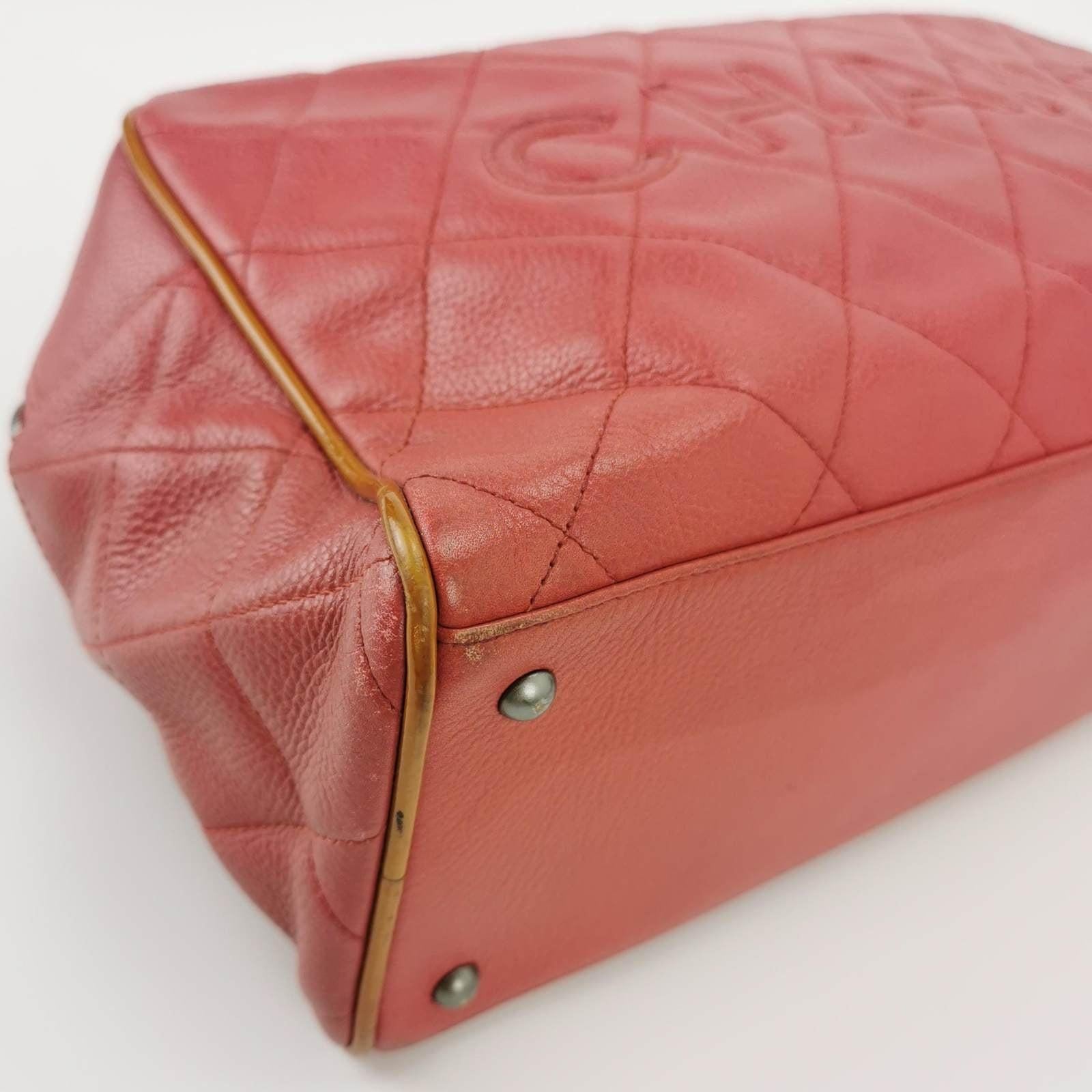 CHANEL Bolso bombín grande acolchado Caviar Rojo en venta 4