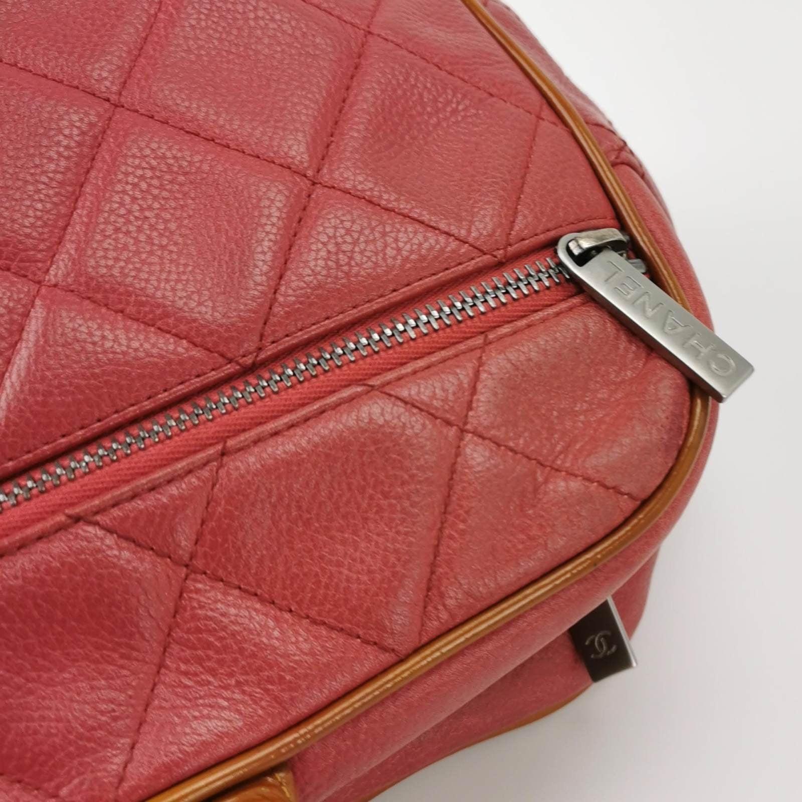 CHANEL Bolso bombín grande acolchado Caviar Rojo en venta 6