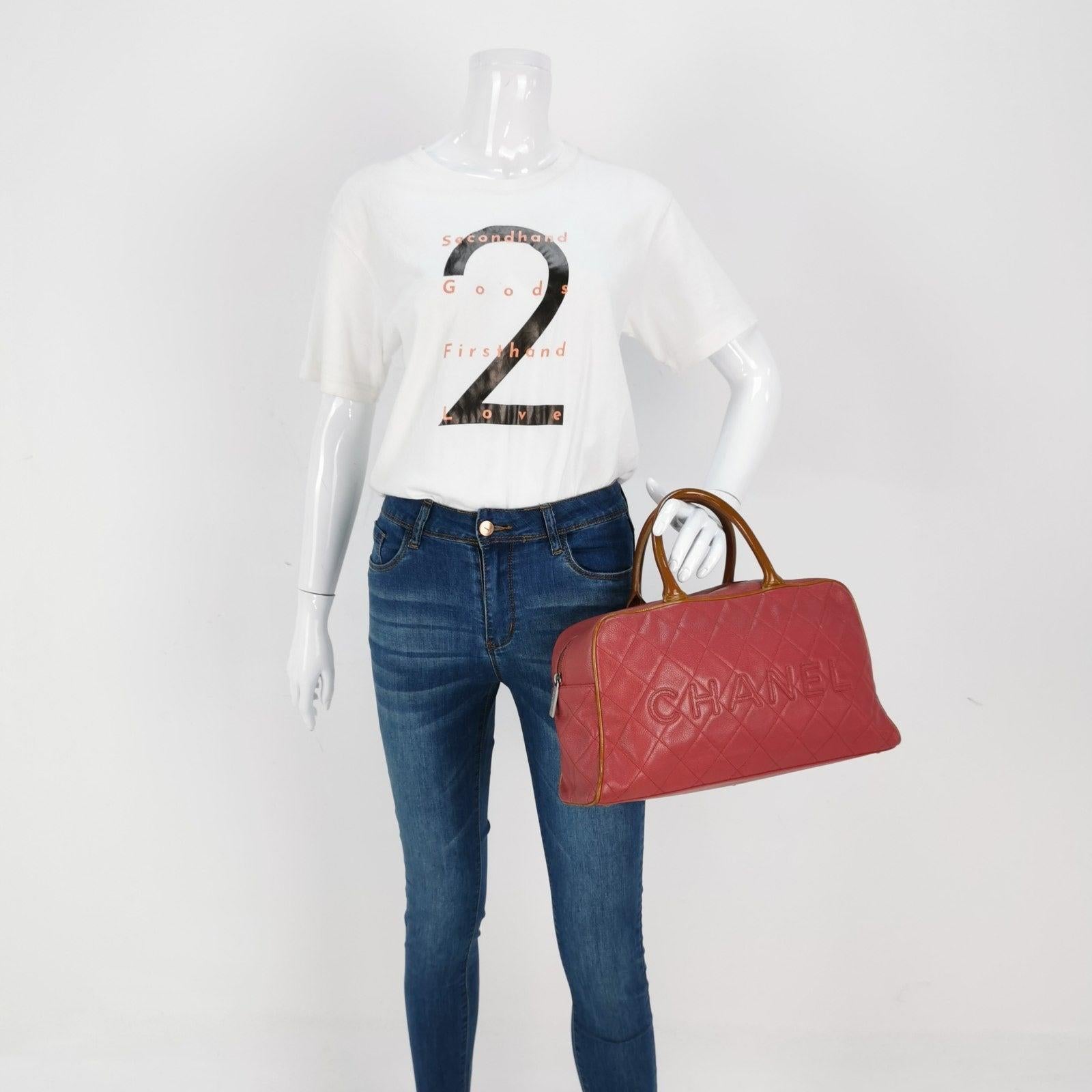 CHANEL Caviar Acolchado Gran Bolso Bowler Rojo Éstas son fotos profesionales del bolso real ofrecido por Luxbags. Este es un auténtico bolso Bowler grande acolchado de charol de caviar de CHANEL en color rojo. Este estilo clásico ha recuperado