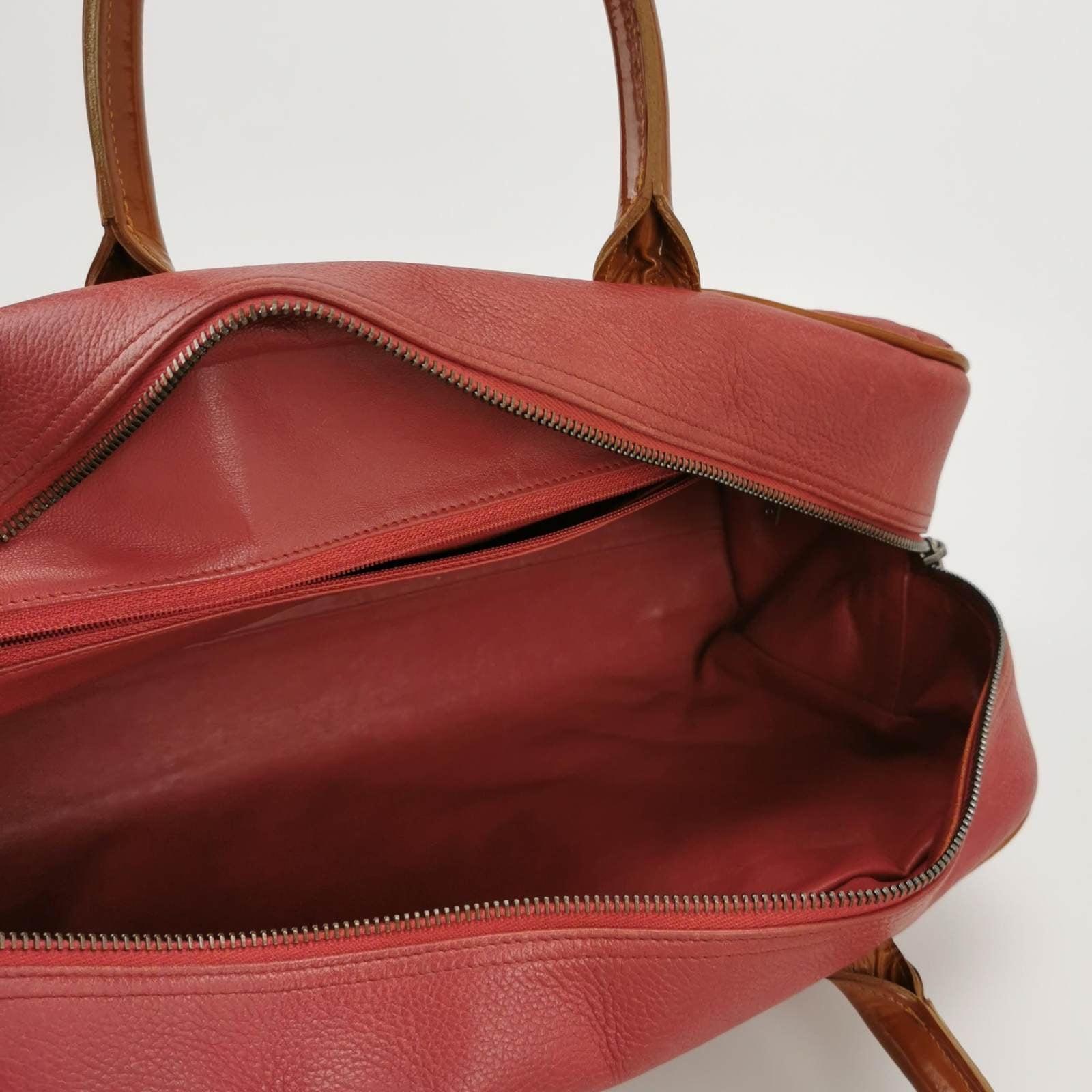 CHANEL Bolso bombín grande acolchado Caviar Rojo en venta 1