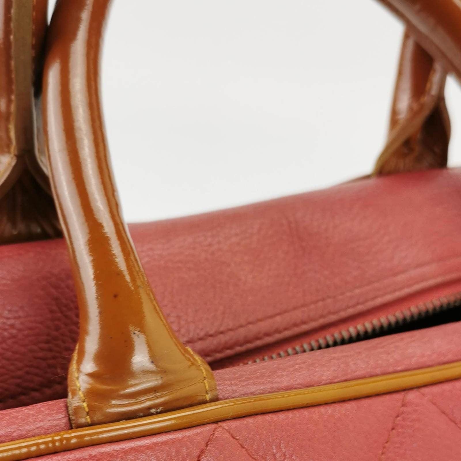 CHANEL Bolso bombín grande acolchado Caviar Rojo en venta 2