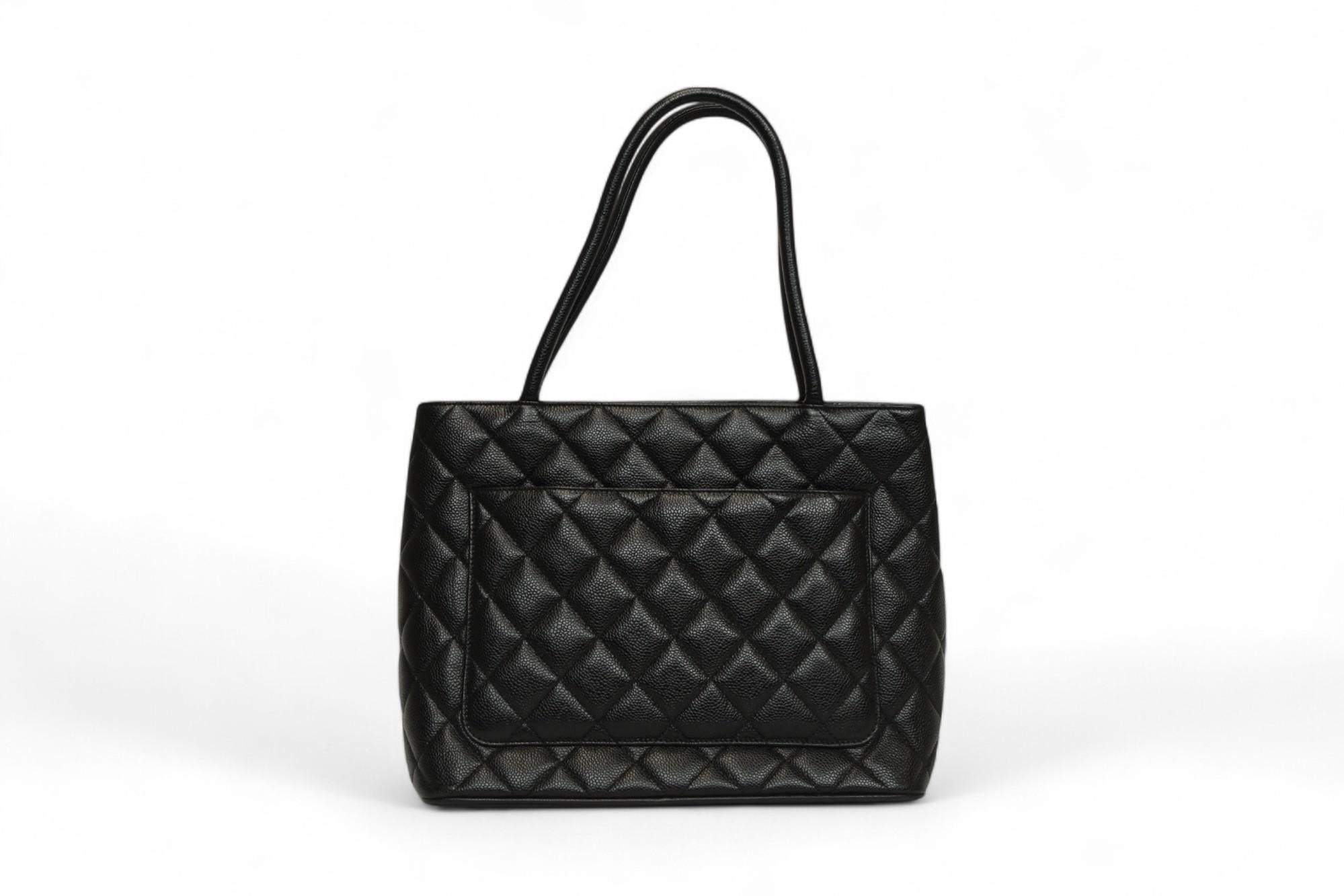 De las mujeres Chanel Caviar Acolchado Medallón Tote Negro  Tote CC clásico con cremallera en venta