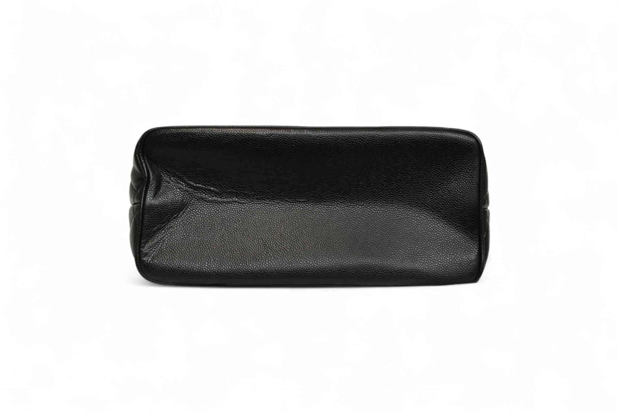 Chanel Caviar Acolchado Medallón Tote Negro  Tote CC clásico con cremallera en venta 3