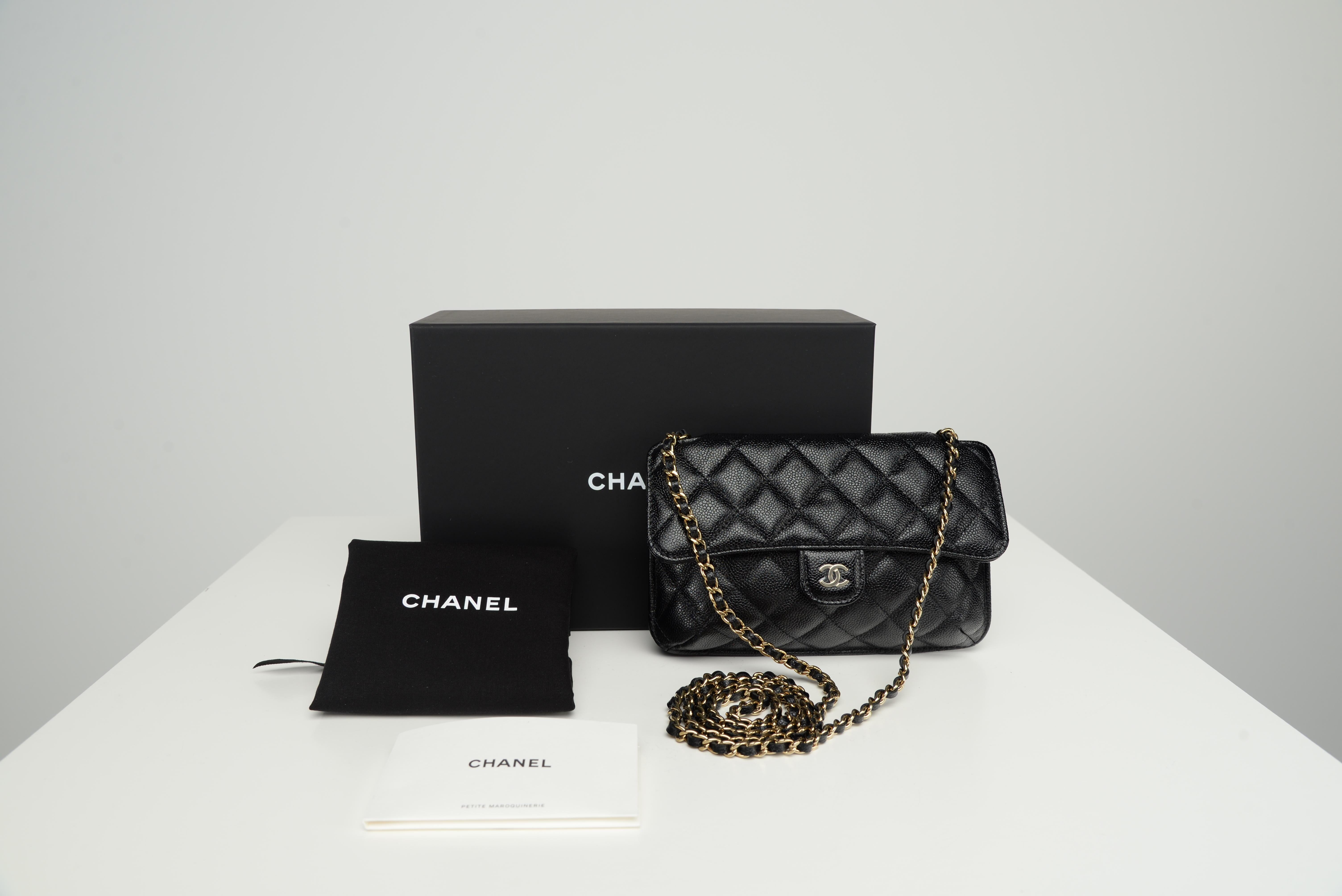 From the collection of SAVINETI we offer this Chanel Caviar Foldable Shopping Tote:
-	Brand: Chanel
-	Model: Foldable Shopping Tote with Chain
-	Year: 2022
-	Condition: NEW (unused)
-	Materials: Caviar leather, champagne-gold hardware
-	Extras: