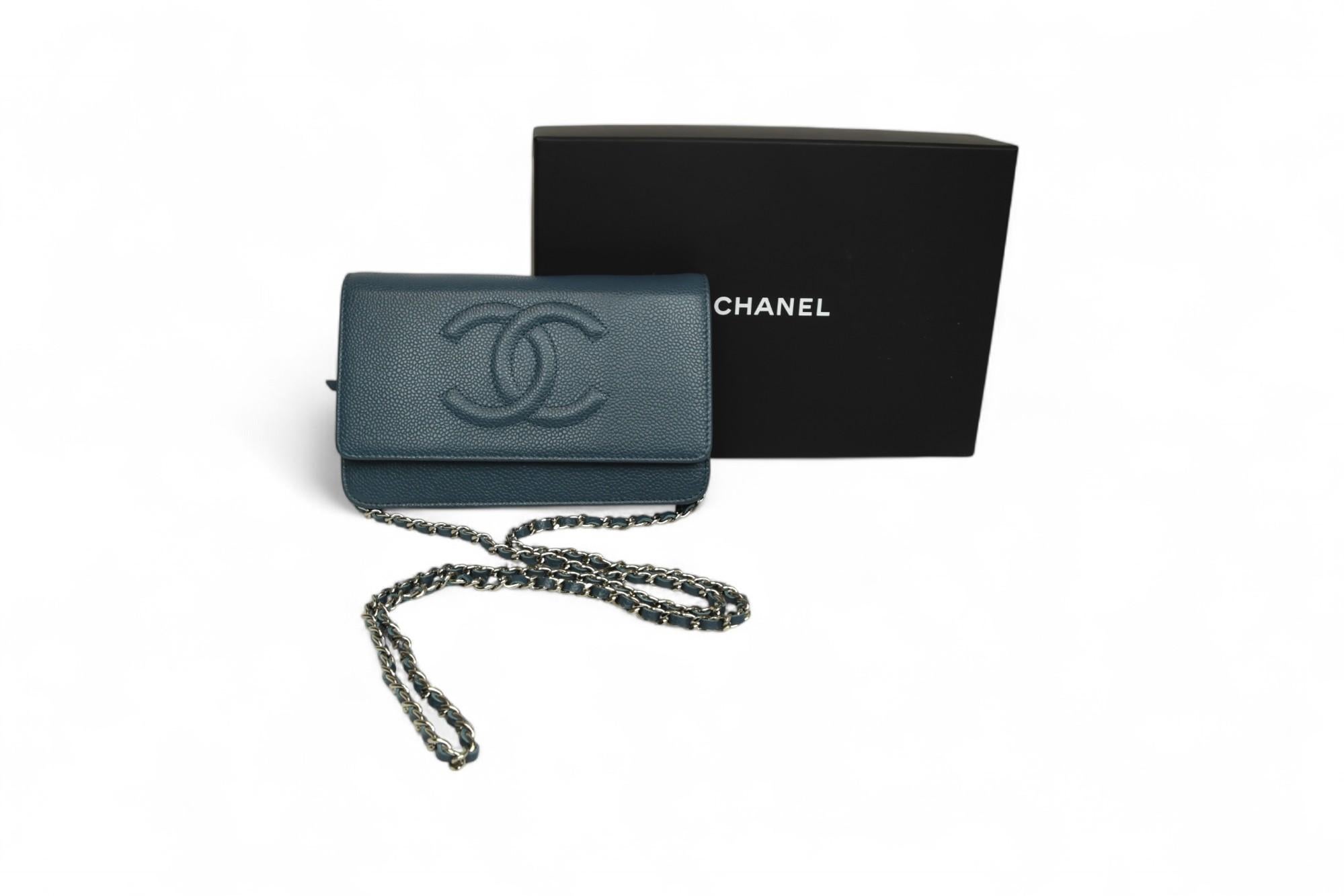 Chanel Kaviar Geldbörse an Kette  Marinefarbenes Kiesel-Leder, Kettenriemen 5