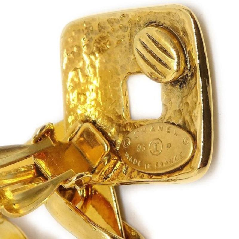 CHANEL CC Boucles d'oreilles pendantes en métal doré 24K en forme de diamant pour le soir Pour femmes en vente
