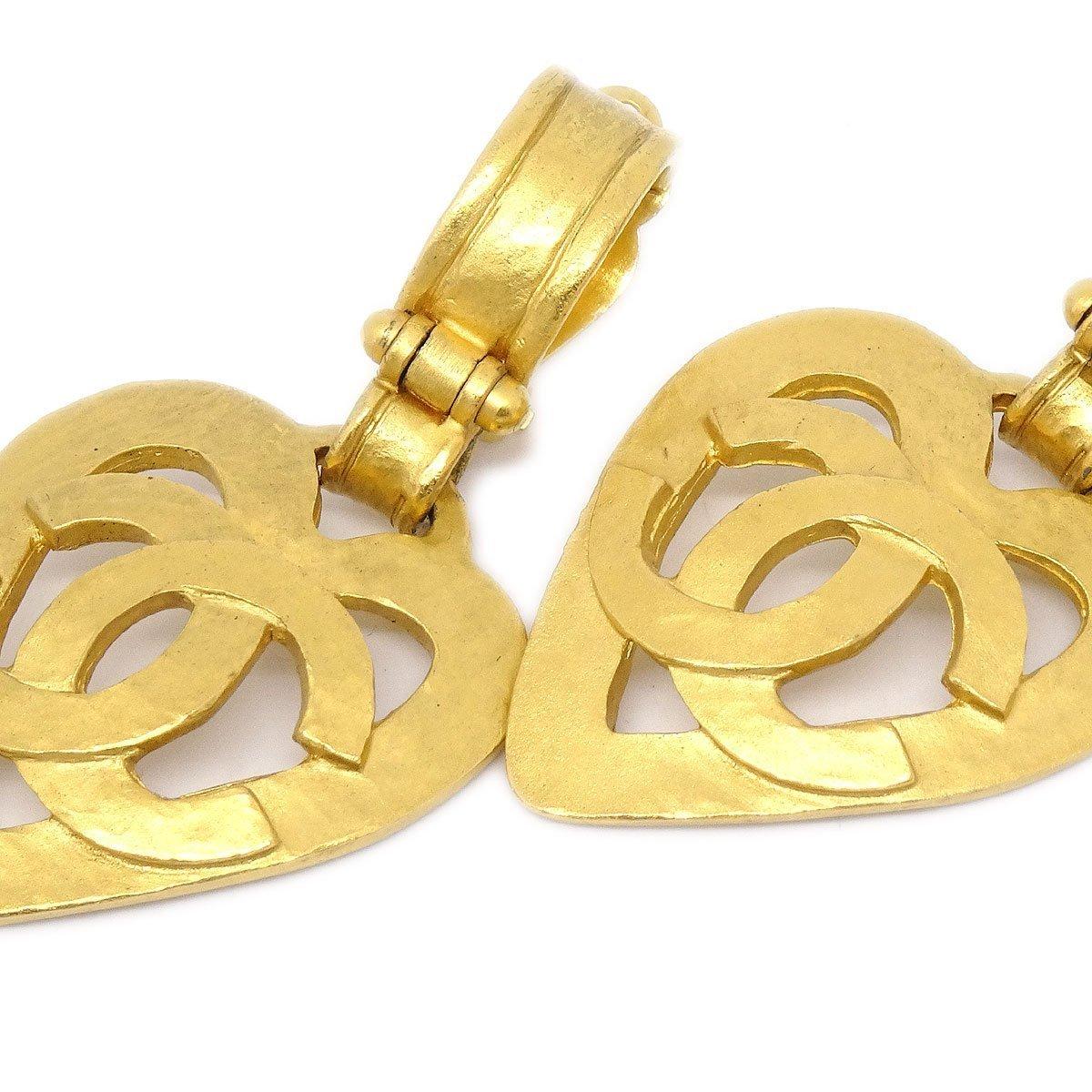 Pre-Owned Vintage Condition
From 1995 Collection
Metal
24K Gold Tone
Clip On
Width 1.25