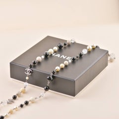 Lange Chanel CC-Halskette mit 3 Logos aus Kristall, Perle und Perlen