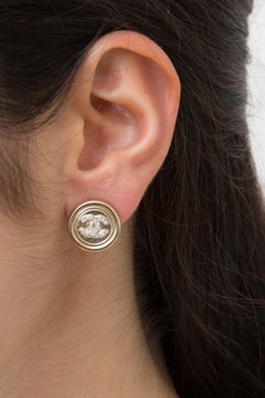 Chanel CC und 5 goldfarbene Ohrringe