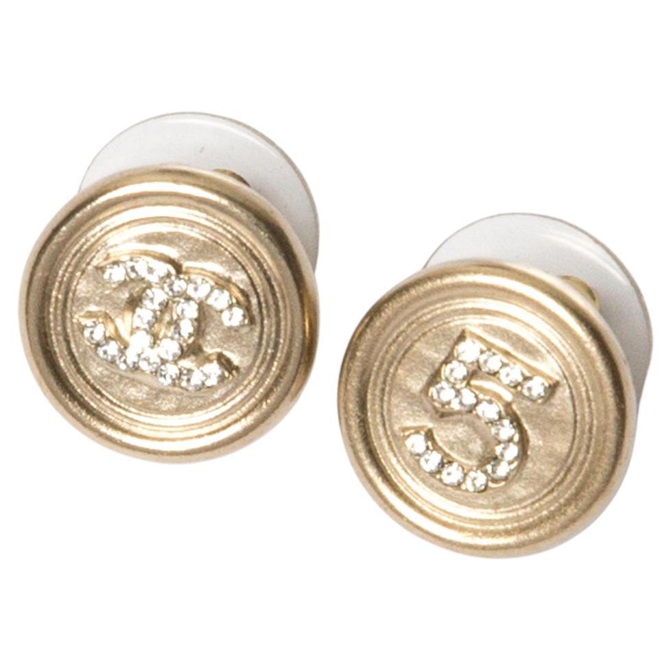 Chanel CC und 5 goldfarbene Ohrringe