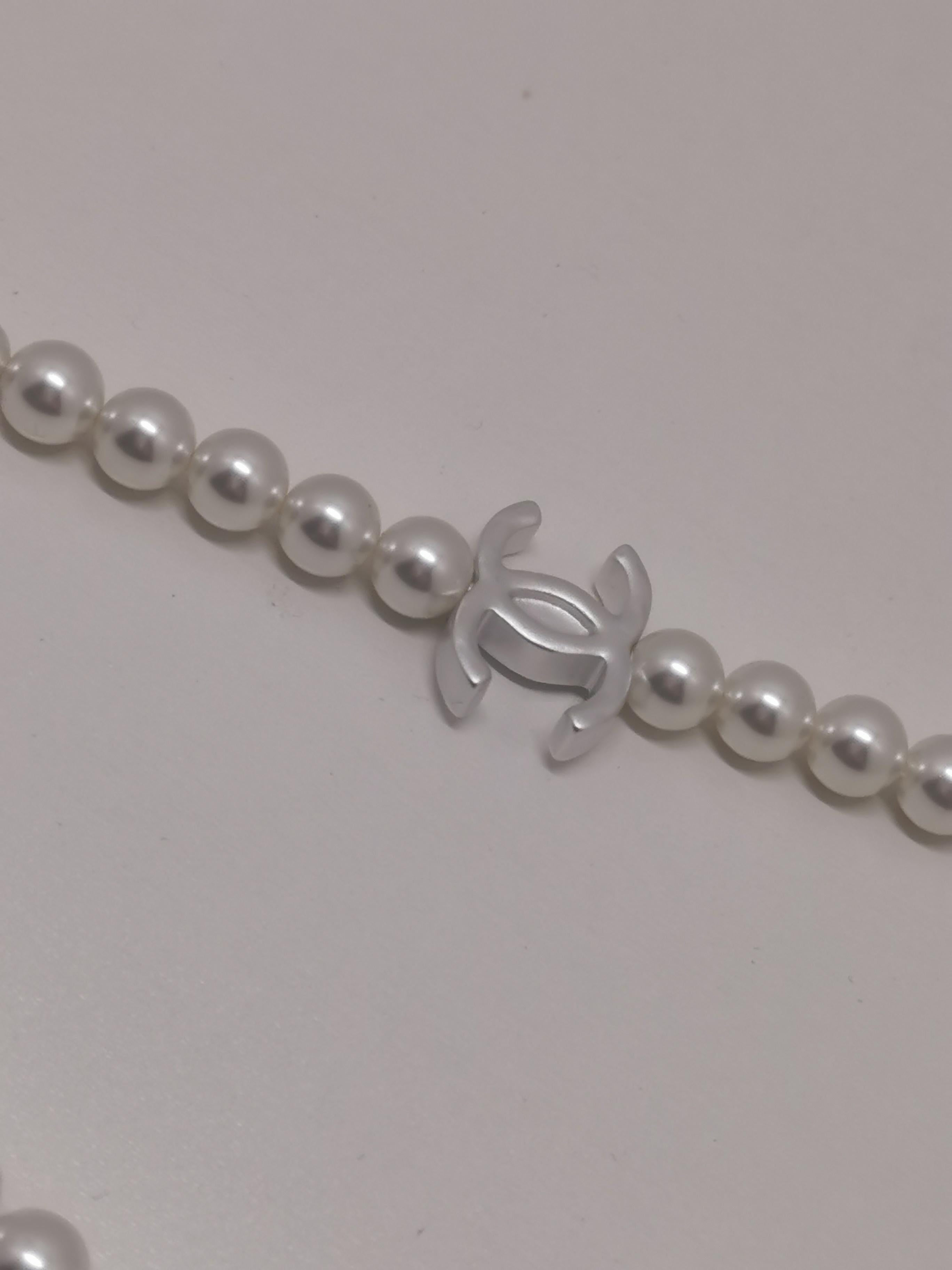Chanel CC B25 Pearl Long Necklace

Timeless elegance meets iconic design with this Chanel CC B25 Pearl Long Necklace. Featuring a strand of luminous faux pearls accented by a signature interlocking CC logo, this piece embodies the sophistication and