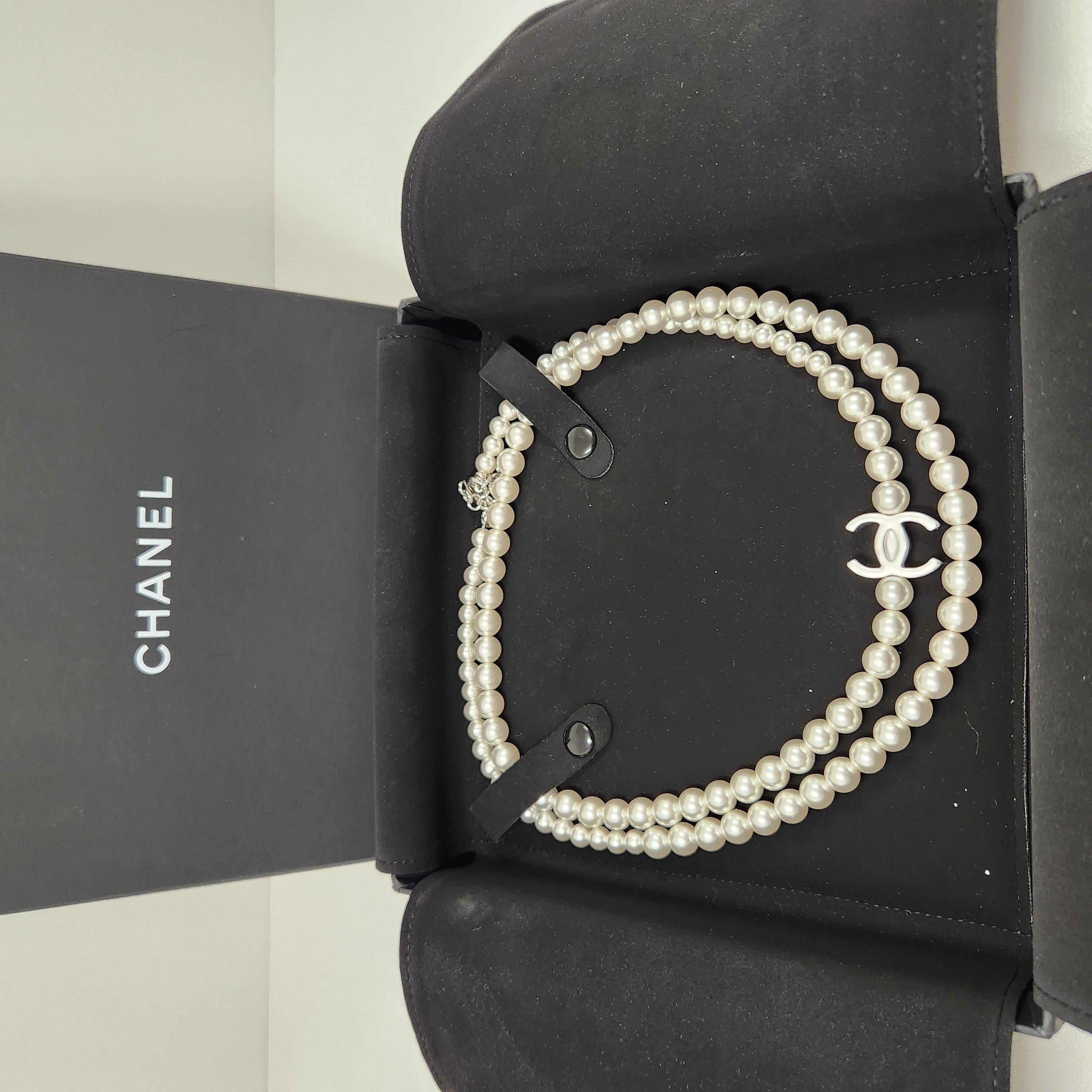 Contemporary Chanel CC B25 White Pearl Long Necklace Layered Choker For Sale