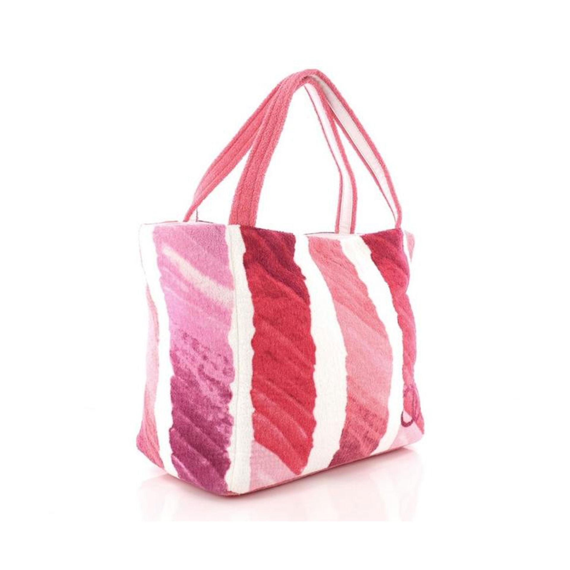 Ce Chanel CC Beach Tote Terry Cloth Medium, fabriqué en tissu éponge rose, est doté de deux poignées en tissu éponge, d'un logo CC imprimé et d'une quincaillerie argentée. Il s'ouvre sur un intérieur en tissu éponge rose avec des poches à