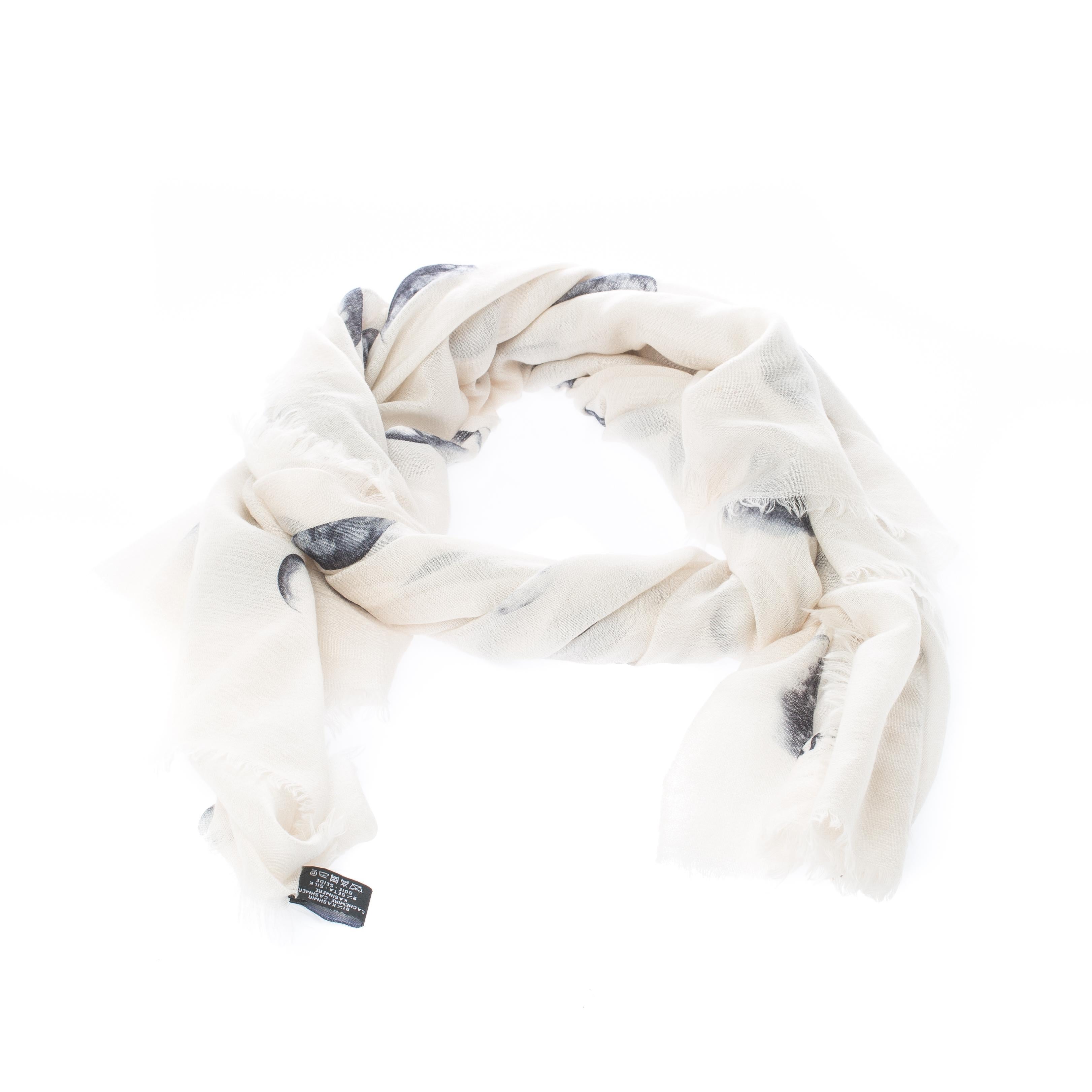 One glance at this Chanel shawl and we wish it was already winter! Crafted from a blend of cashmere and silk, the piece carries a beige hue along with a sphere and Camellia prints all over. Chase away the chill by wrapping it around your neck