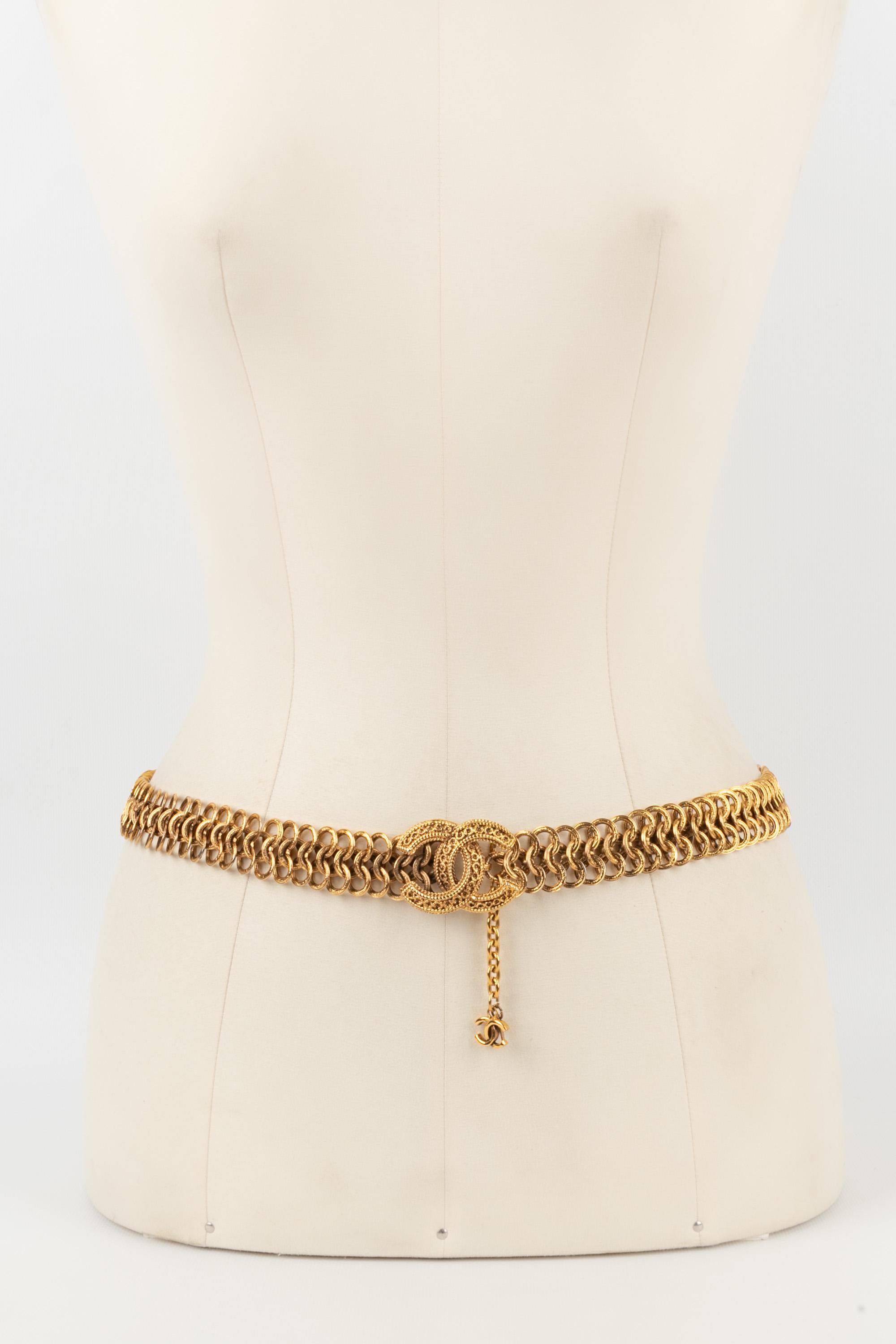 CHANEL - (Made in France) Flexible golden metal belt from the middle of the 1980s.

Condition:
Very good condition

Dimensions:
Length: from 73 cm to 78 cm

CCB15