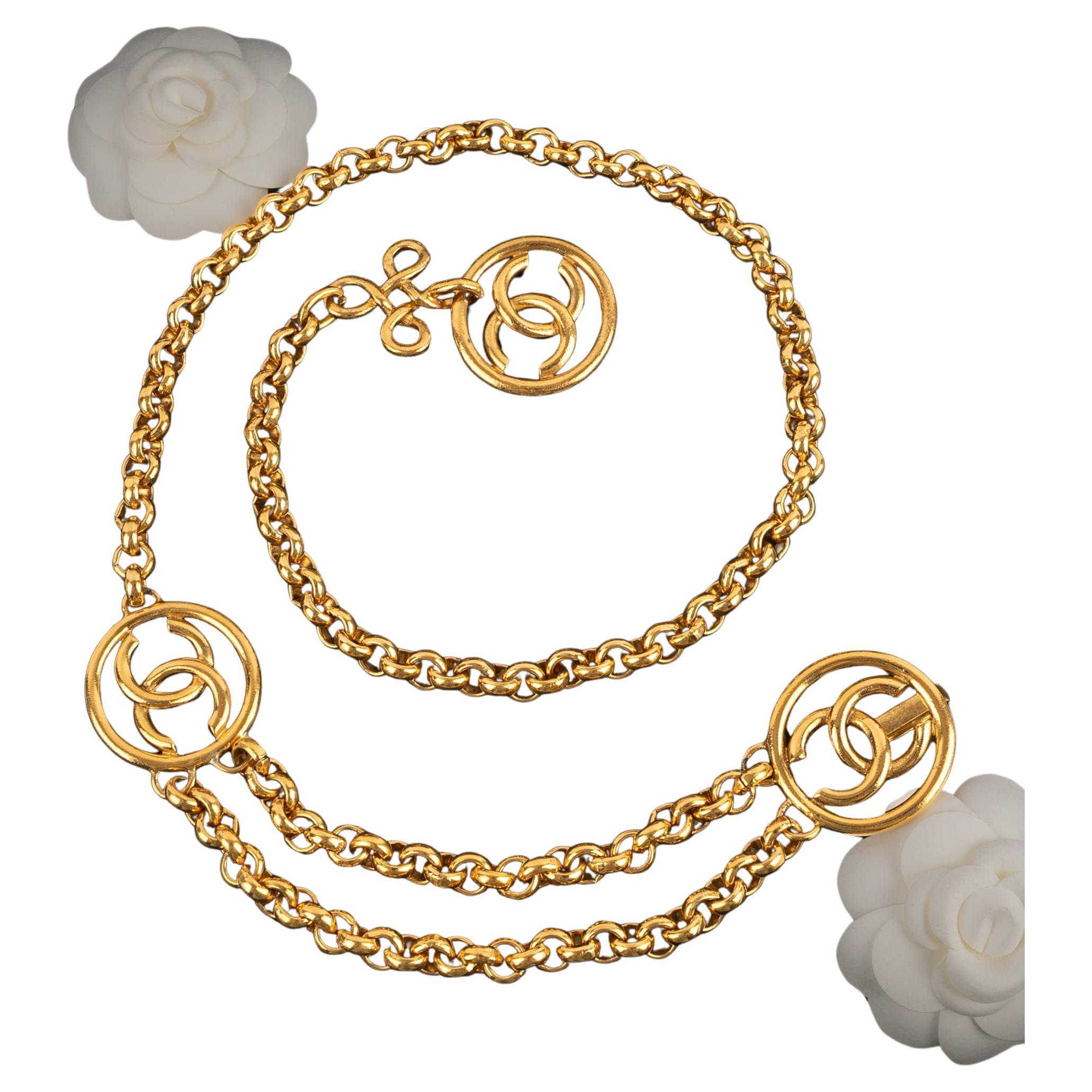 CHANEL - (Made in France) Golden metal chain belt with three cc charms. 1993 Spring-Summer Collection under the artistic direction of Karl Lagerfeld.

Condition:
Very good condition

Dimensions:
Length: 85 cm

SKU:CCB95


