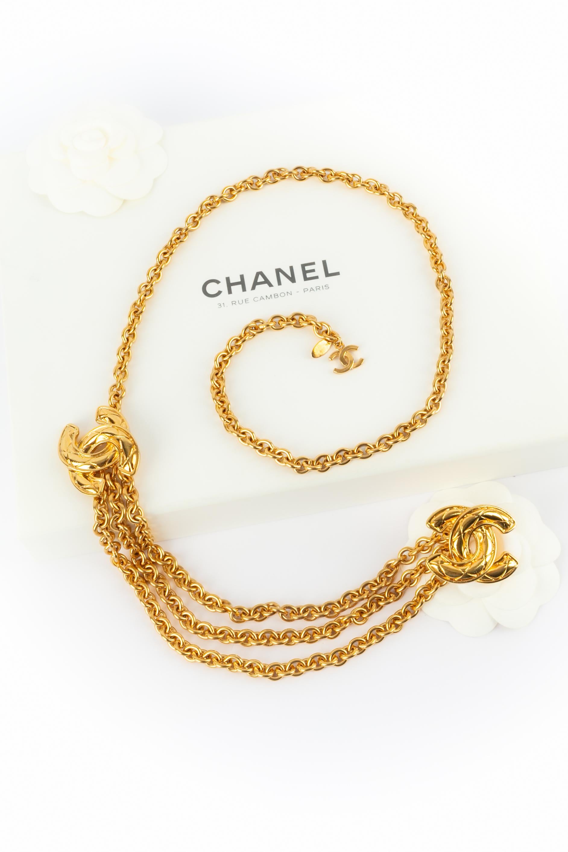 CHANEL - (Made in France) Cintura a catena in metallo dorato ornata con due loghi a forma di cc trapuntati. Accessorio della fine degli anni '90.

Condizioni:
Ottime condizioni

Dimensioni:
Lunghezza: 70 cm

SKU:CCB4