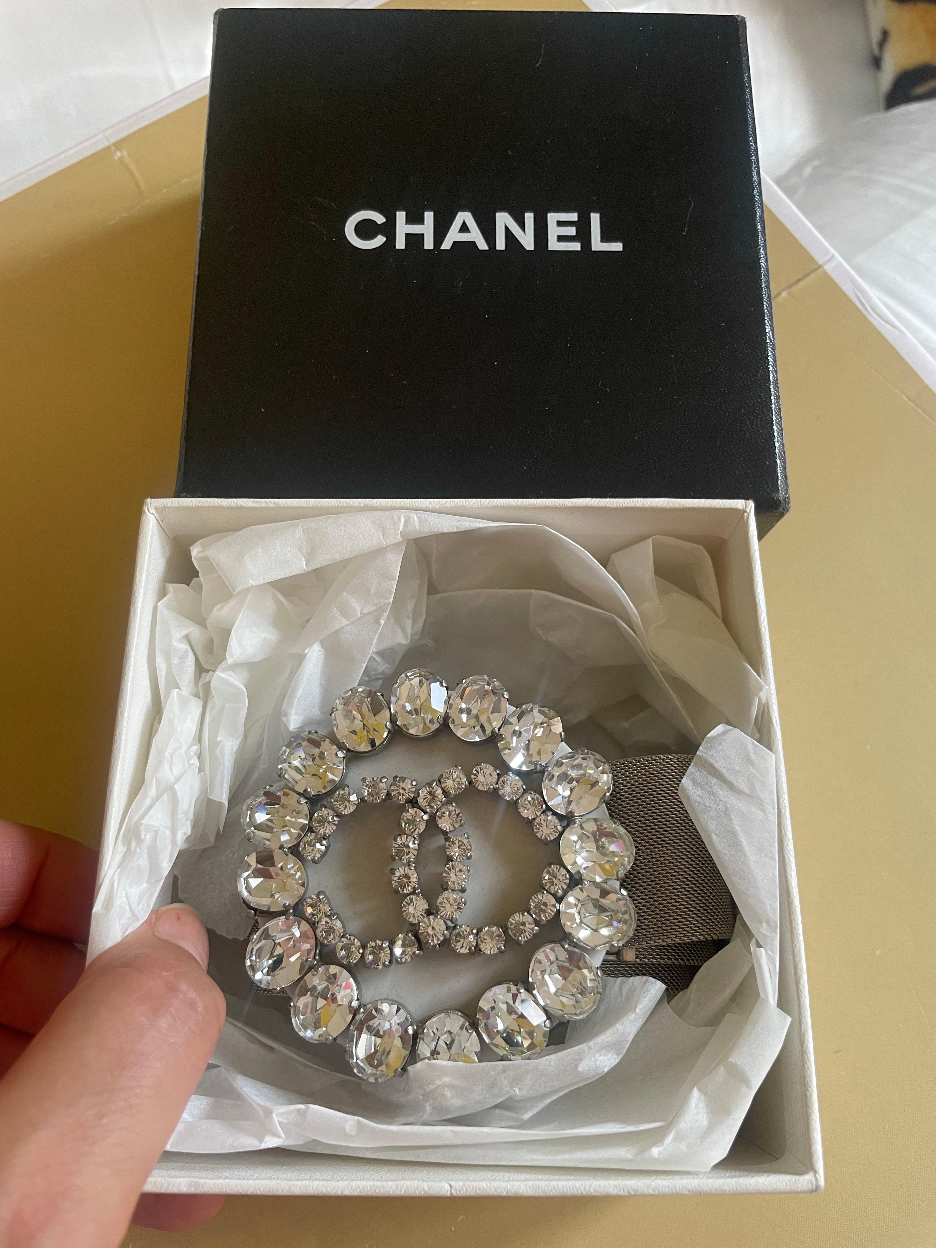 Grigio Cintura Chanel CC con logo e catena di strass, argento. in vendita