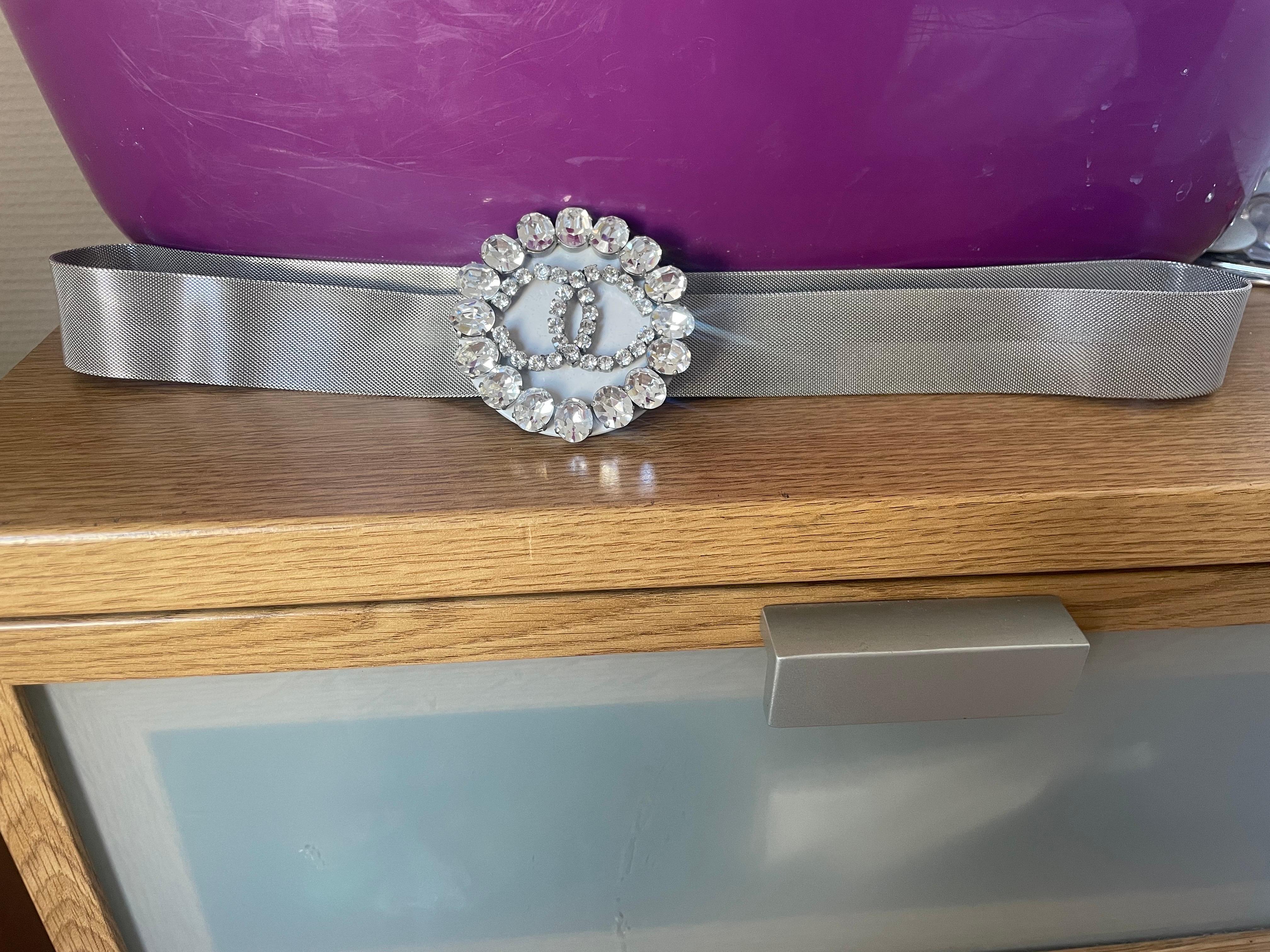 Cintura Chanel CC con logo e catena di strass, argento. in vendita 3