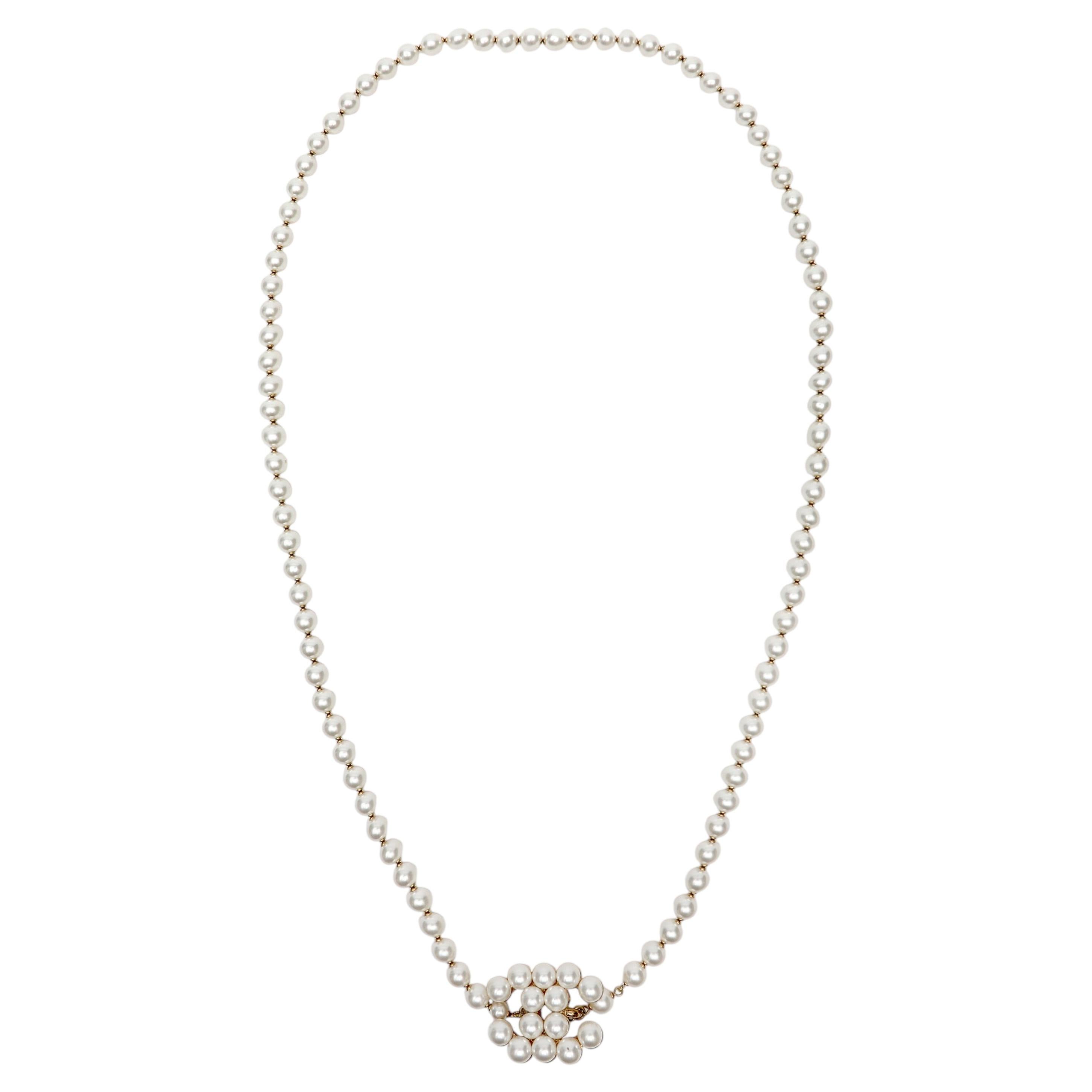Cintura o collana Chanel CC con perle finte bianche