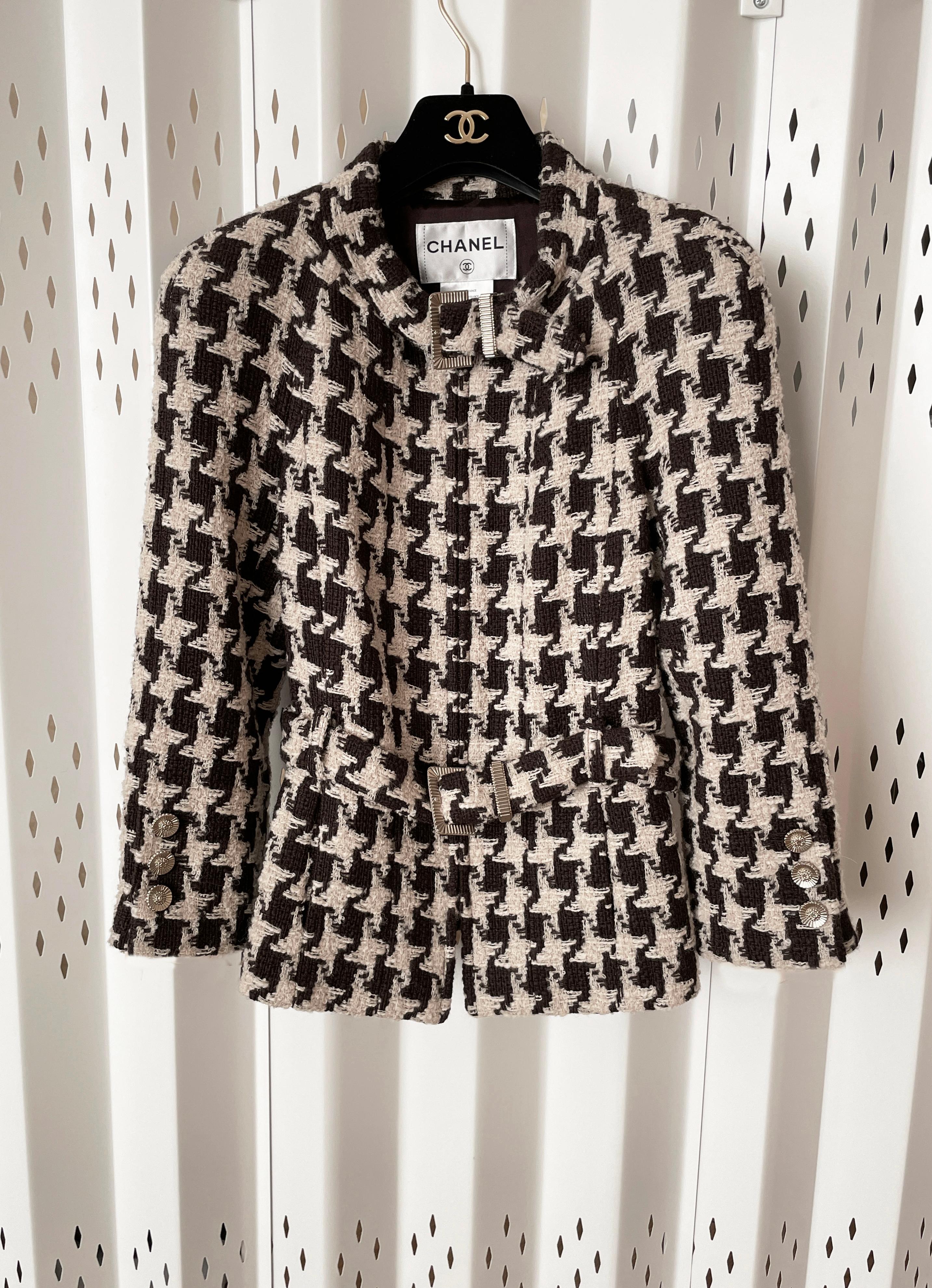 New Chanel houndstooth tweed jacket with belt. Size mark 38 FR, kept unworn.
- Two belts with CC logo buckle (at waist and at collar, both are remoavble)
- CC logo buttons at cuffs
- front zip closure
- full silk lining with camellias and chain link
