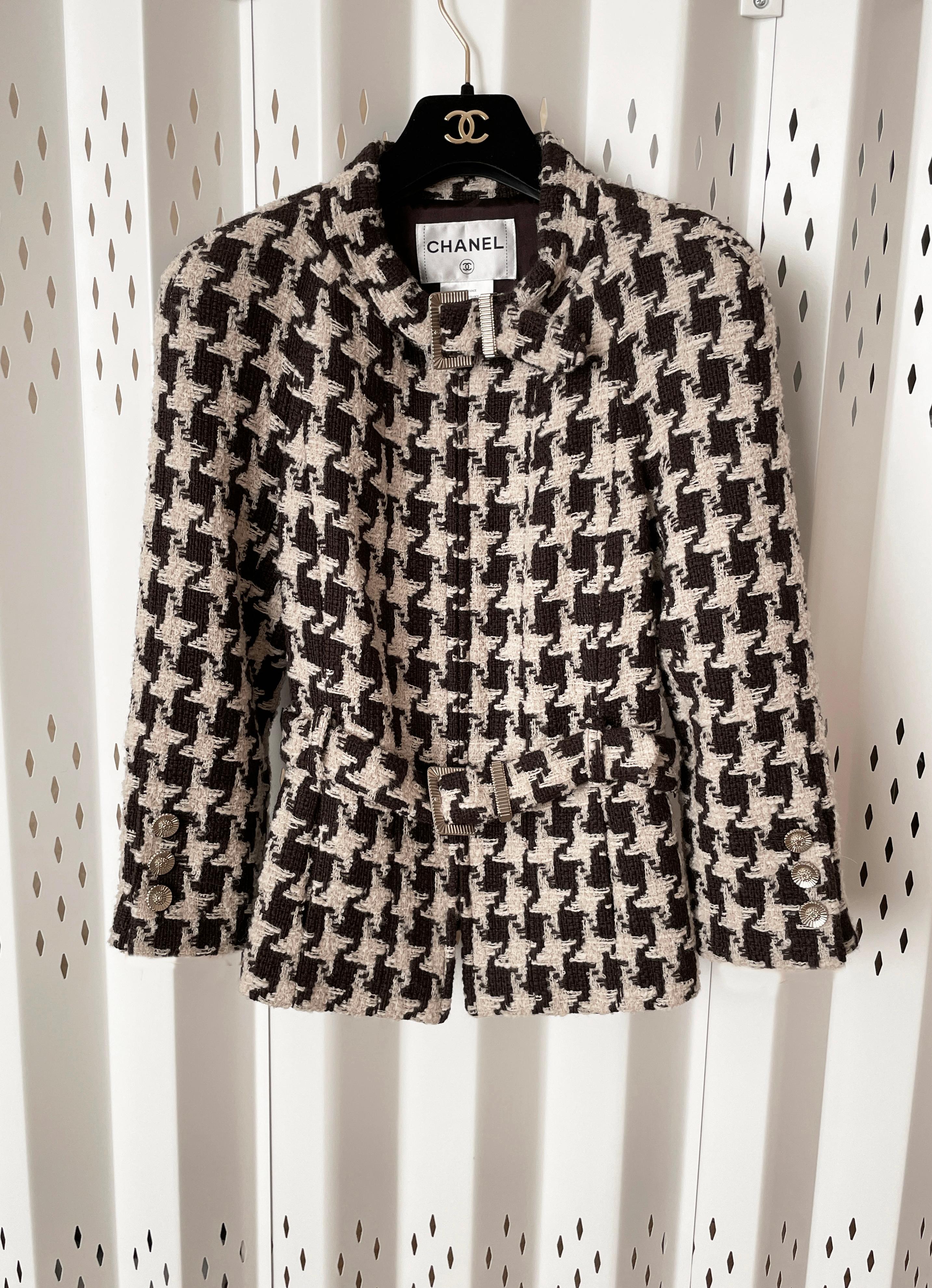 Nueva chaqueta de tweed de pata de gallo Chanel con cinturón. Talla 38 FR, conservada sin usar.
- Dos cinturones con hebilla con logotipo CC (en la cintura y en el cuello, ambos son desmontables)
- Botones con logotipo CC en los puños
- cierre