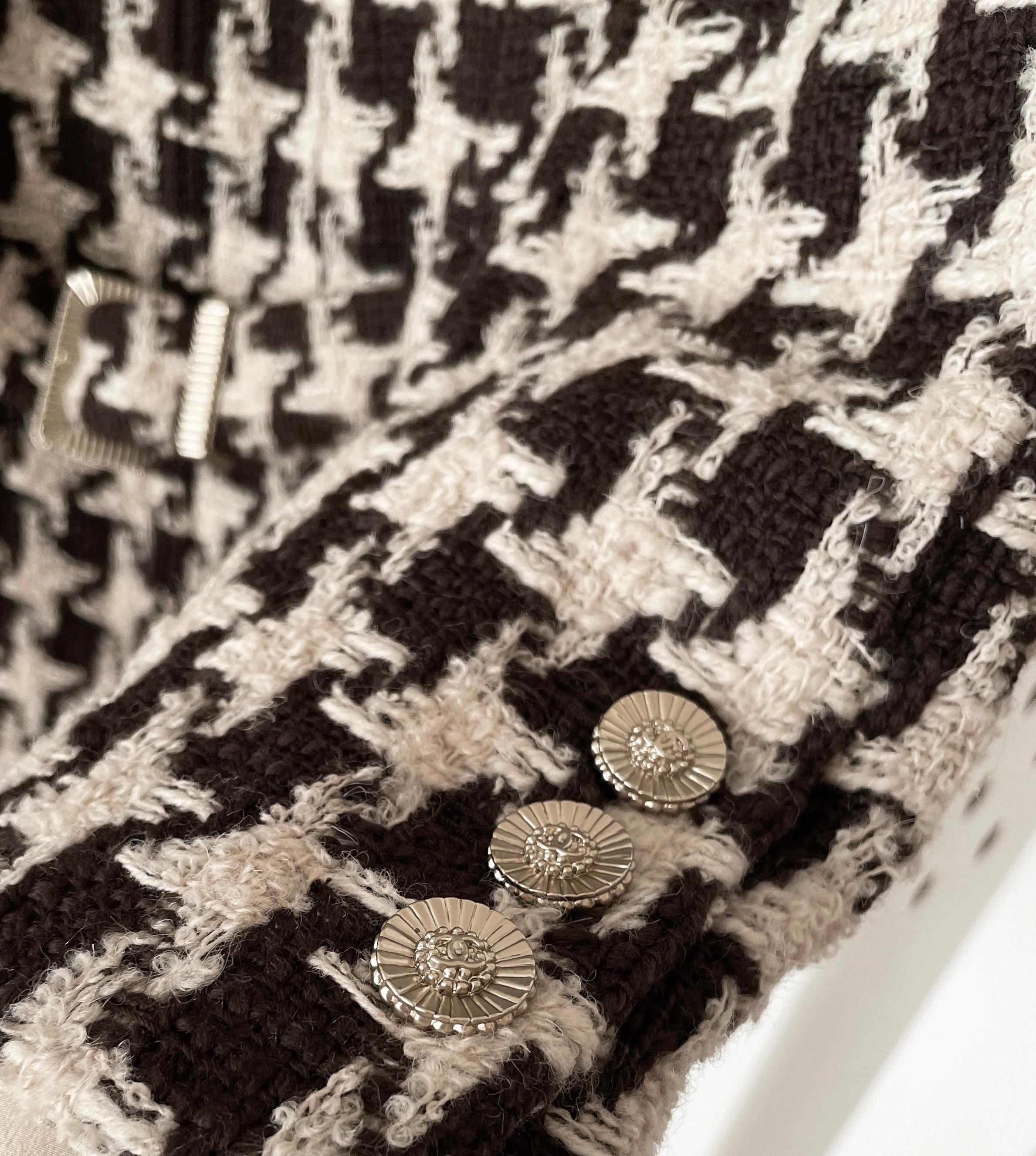 Chaqueta de tweed de pata de gallo con cinturón Chanel CC 1