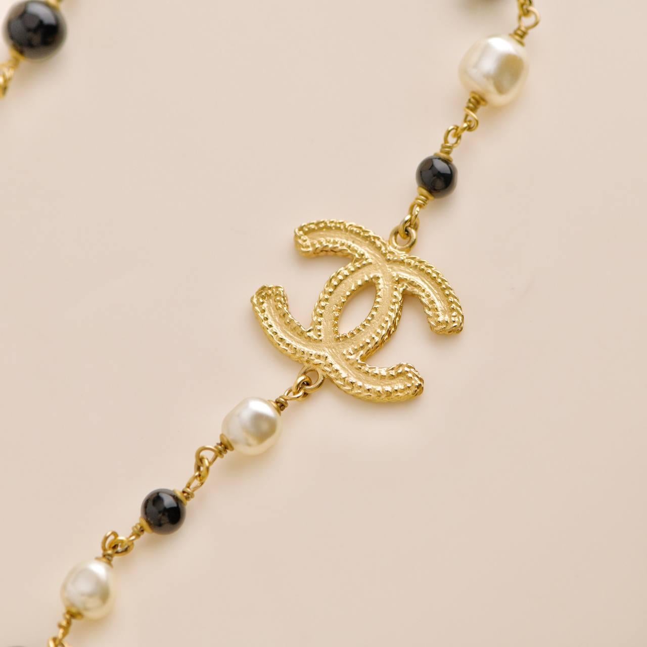 Women's or Men's Chanel CC Black And Cream Pearl Gold Tone Long Necklace For Sale