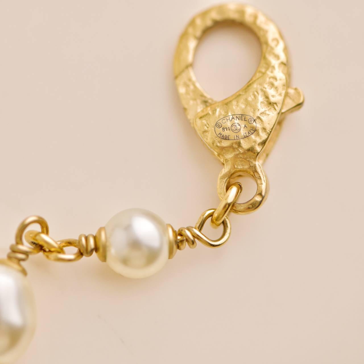 Chanel CC Collier long de couleur or avec perles noires et crème en vente 2
