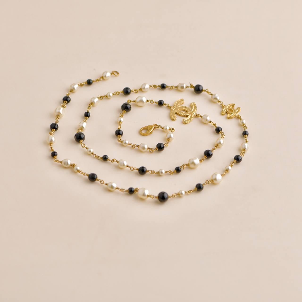 Chanel CC Black And Cream Pearl Gold Tone Long Necklace For Sale 4