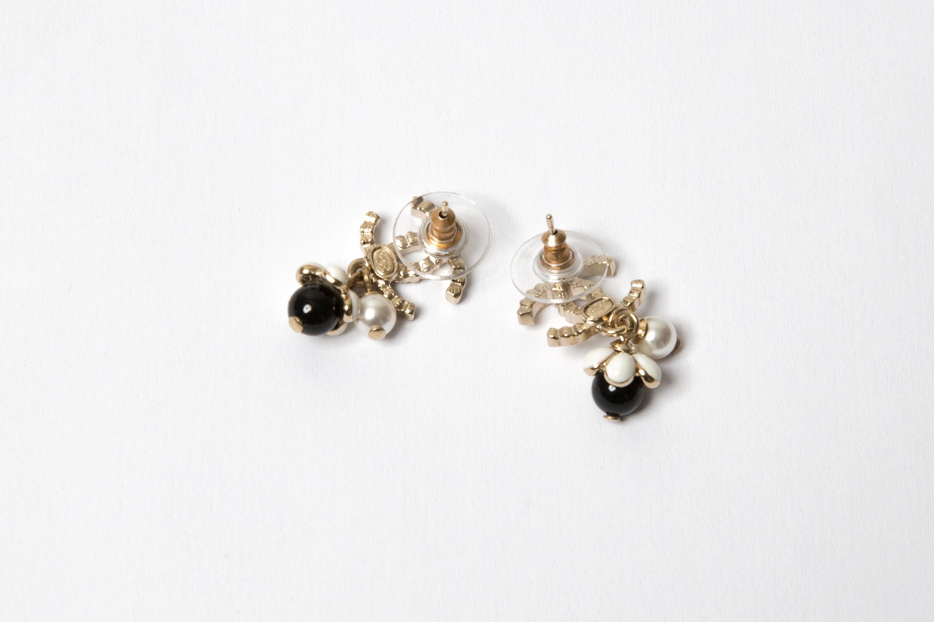 Chanel CC Black and Gold Tone Earrings In Excellent Condition For Sale In Paris, FR
