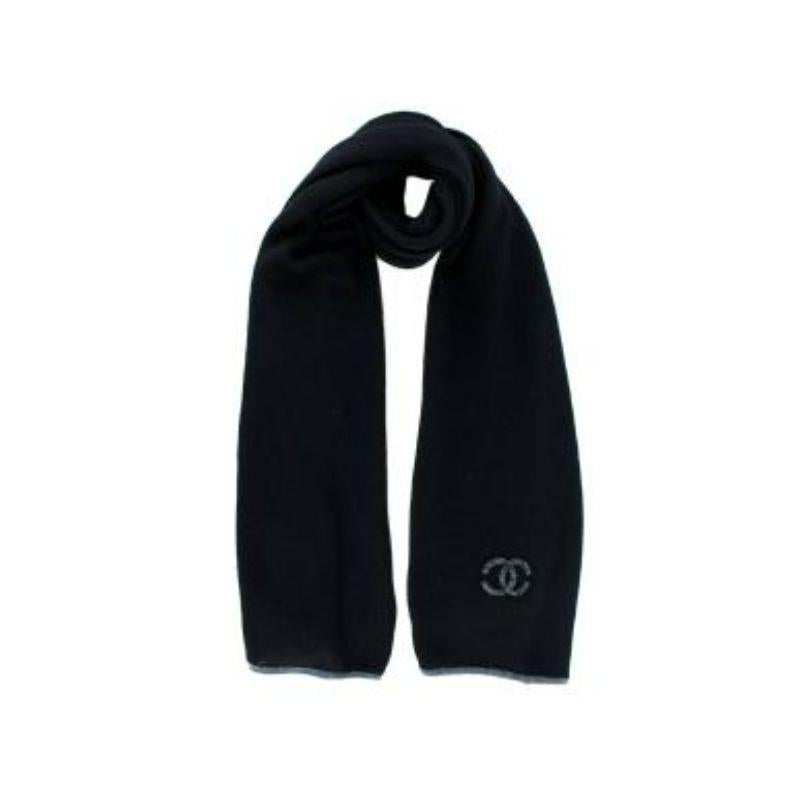 Chanel CC Black and Grey Cashmere Scarf and Gloves In Excellent Condition For Sale In London, GB