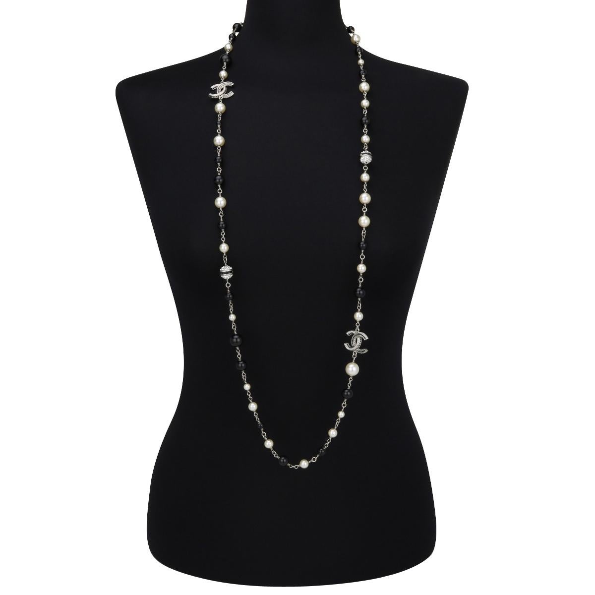 Authentic CHANEL CC Black and White Faux Pearl Crystal Silver Long Necklace 2018 (B18 V).

This stunning long necklace is in excellent condition.

It is made of exquisite various-sized baroque pearl beads, with large interlocking CCs pendants with