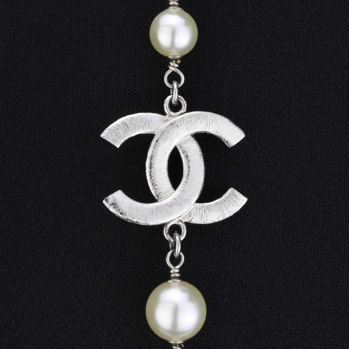 CHANEL CC Black and White Faux Pearl Crystal Silver Long Necklace 2018 In Good Condition In Huddersfield, GB