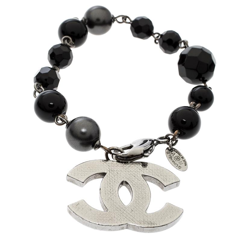 Contemporary Chanel CC Black Beads Faux Pearl Silver Tone Charm Bracelet 19cm