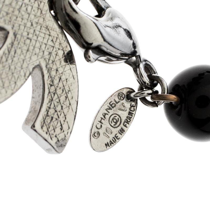 Chanel CC Black Beads Faux Pearl Silver Tone Charm Bracelet 19cm In Good Condition In Dubai, Al Qouz 2