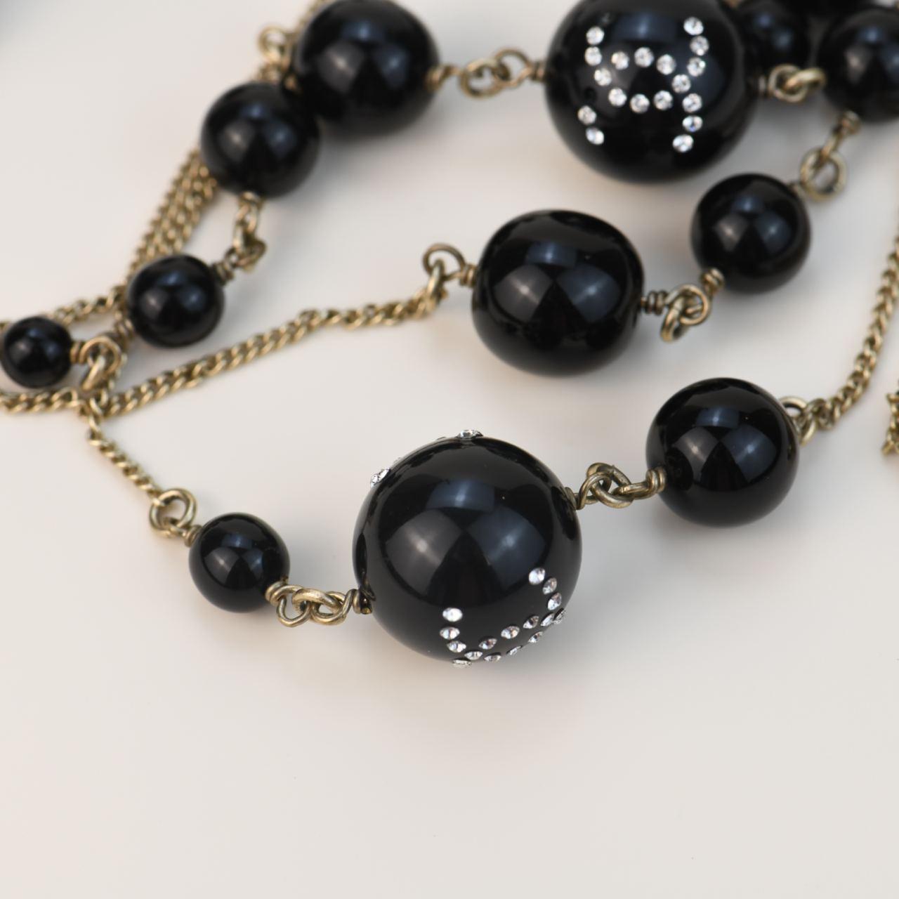 Chanel CC Lange Kette mit schwarzen Perlen im Zustand „Hervorragend“ im Angebot in Banbury, GB