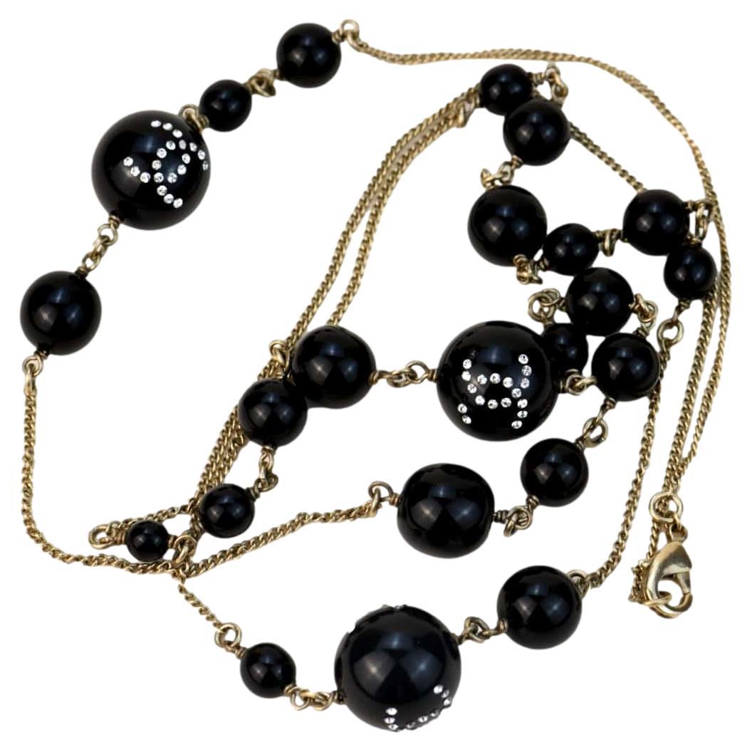 Chanel, collier long en perles noires CC