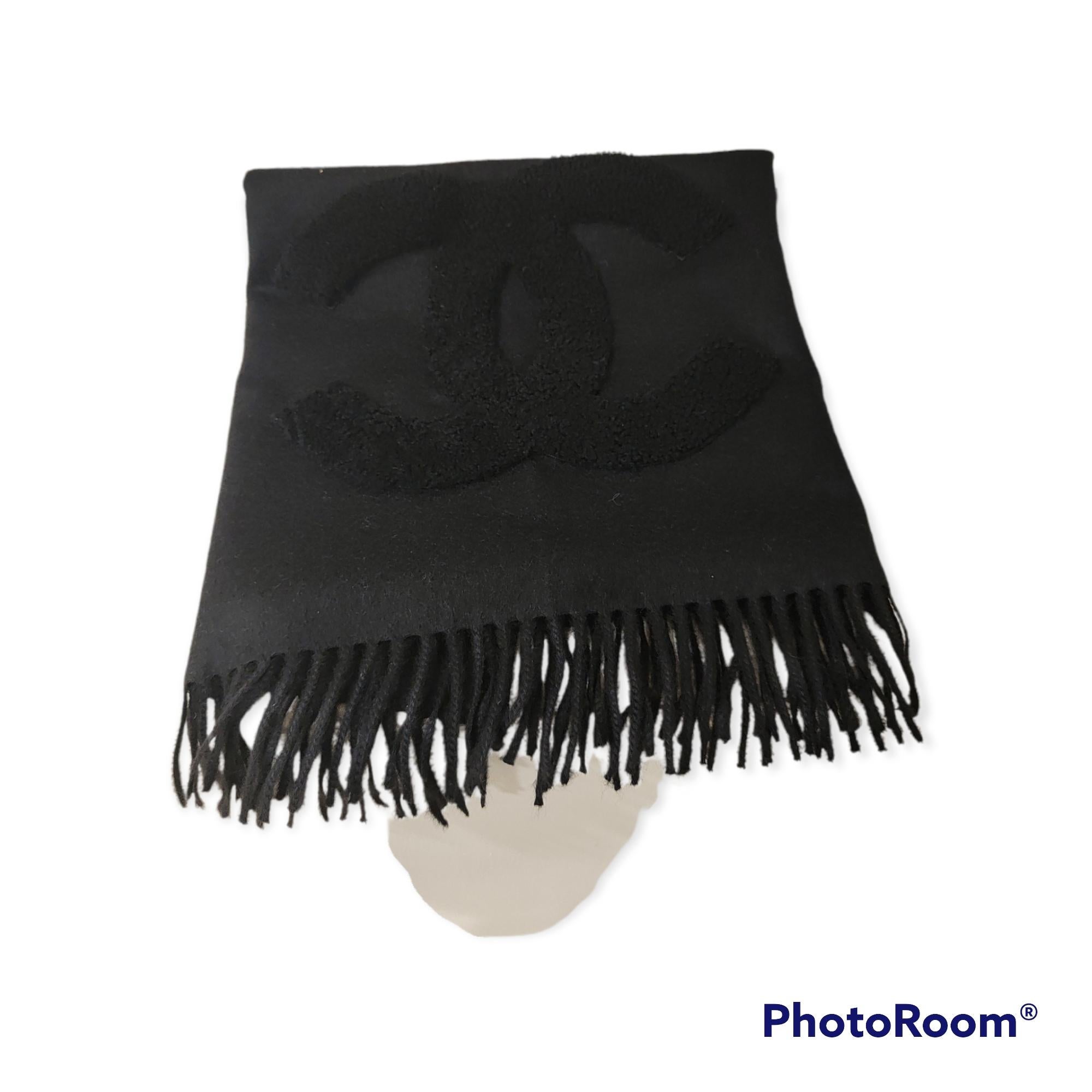 Chanel CC Black cashmere scarf In Excellent Condition In Capri, IT