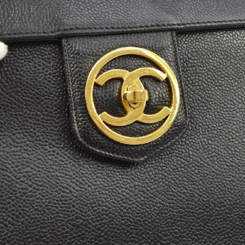 Pre-Owned Vintage By Zustand
Aus der Collection'S von 1992
Kaviar Leder
Goldfarbene Hardware
Innenfutter aus Leder und Vinyl
Maße: 9