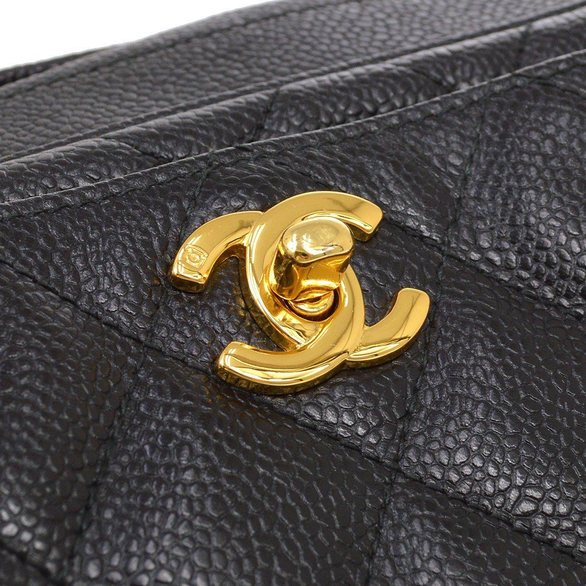 Pre-Owned Vintage Condition
From 1996 Collection
Caviar Leather
Leather Lining
Gold Tone Hardware
Measures 10.75