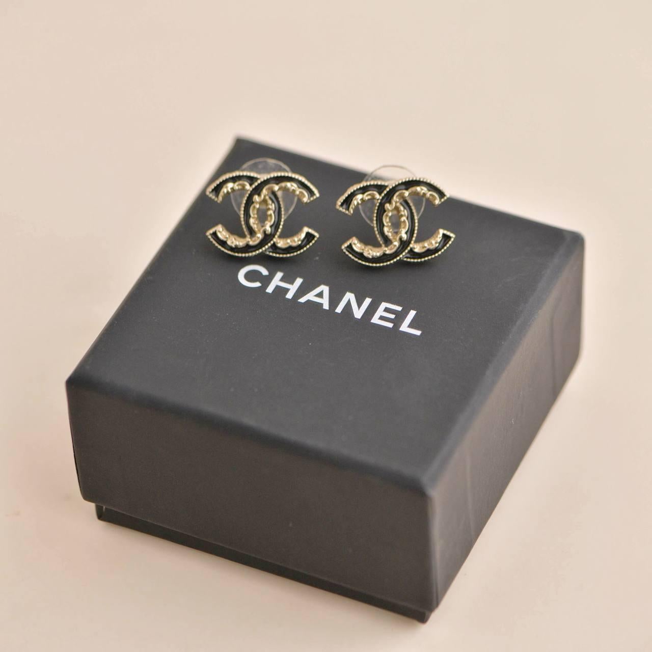 SKU	CT-2440
Comes With	Box Only
Date	2014
Model	CC
Serial Number	B14 V
Metal	Gilt
Weight	approx 6.5 g
Condition	Excellent
__________________________________

If you are interested in any of our previously sold pieces, please contact us and we will