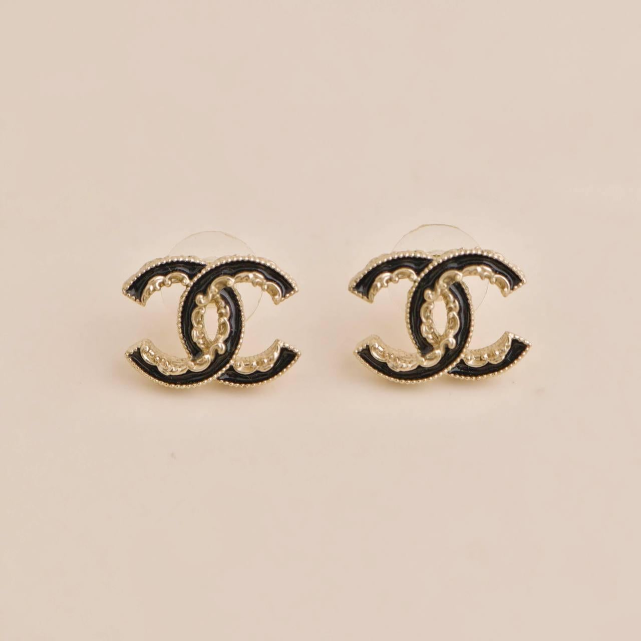 Chanel CC Black Enamel Earrings In Excellent Condition In Banbury, GB