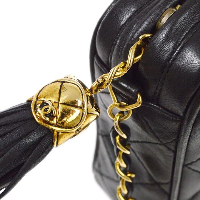 CHANEL CC Abend-Umhängetasche aus schwarzem Lammfell mit gesteppten goldenen Beschlägen (Schwarz) im Angebot