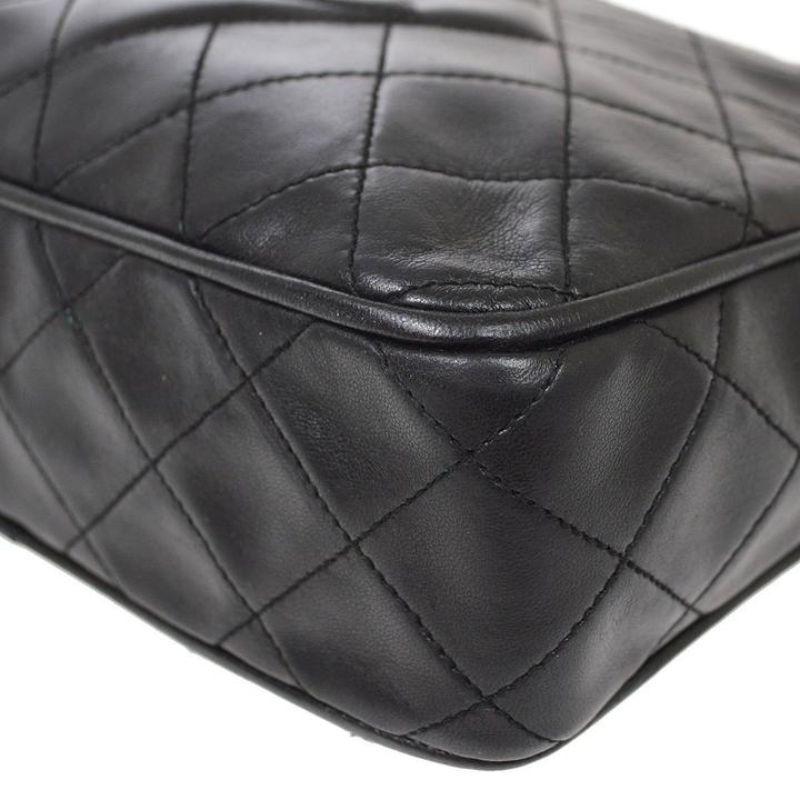 CHANEL CC Abend-Umhängetasche aus schwarzem Lammfell mit gesteppten goldenen Beschlägen Damen im Angebot