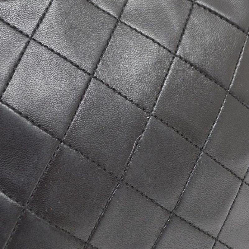 CHANEL CC Abend-Umhängetasche aus schwarzem Lammfell mit gesteppten goldenen Beschlägen im Angebot 1