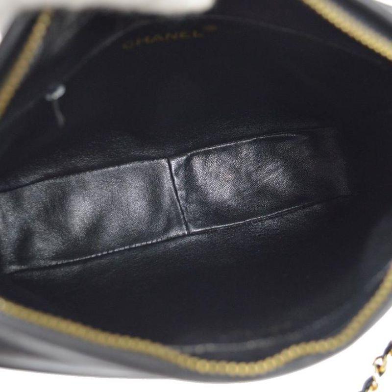 CHANEL CC Abend-Umhängetasche aus schwarzem Lammfell mit gesteppten goldenen Beschlägen im Angebot 2