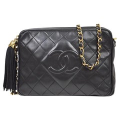CHANEL CC Abend-Umhängetasche aus schwarzem Lammfell mit gesteppten goldenen Beschlägen